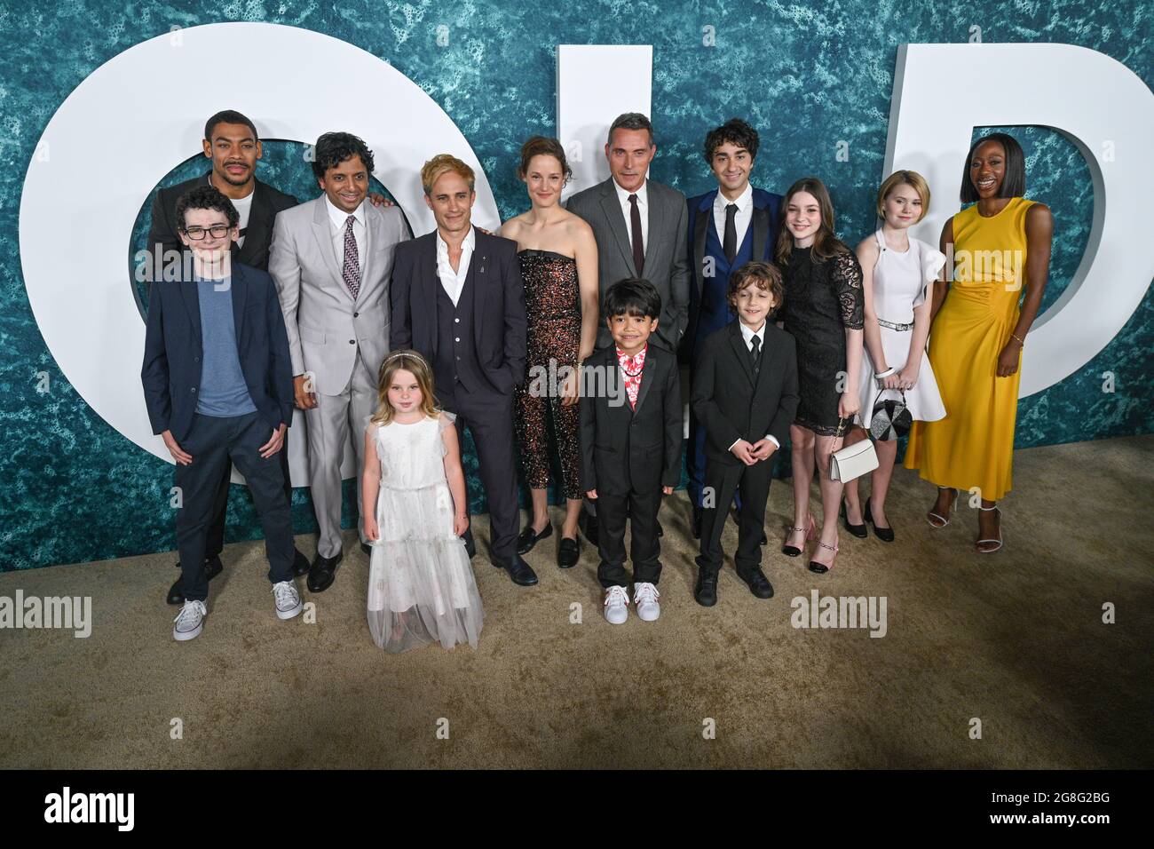 Luca Faustino Rodriguez, Aaron Pierce, M. Night Shyamalan, Kylie Begley, Gael García Bernal, Vicky Krieps, Rufus Sewell, Kailen Jude, Alex Wolff, Nola Banque D'Images