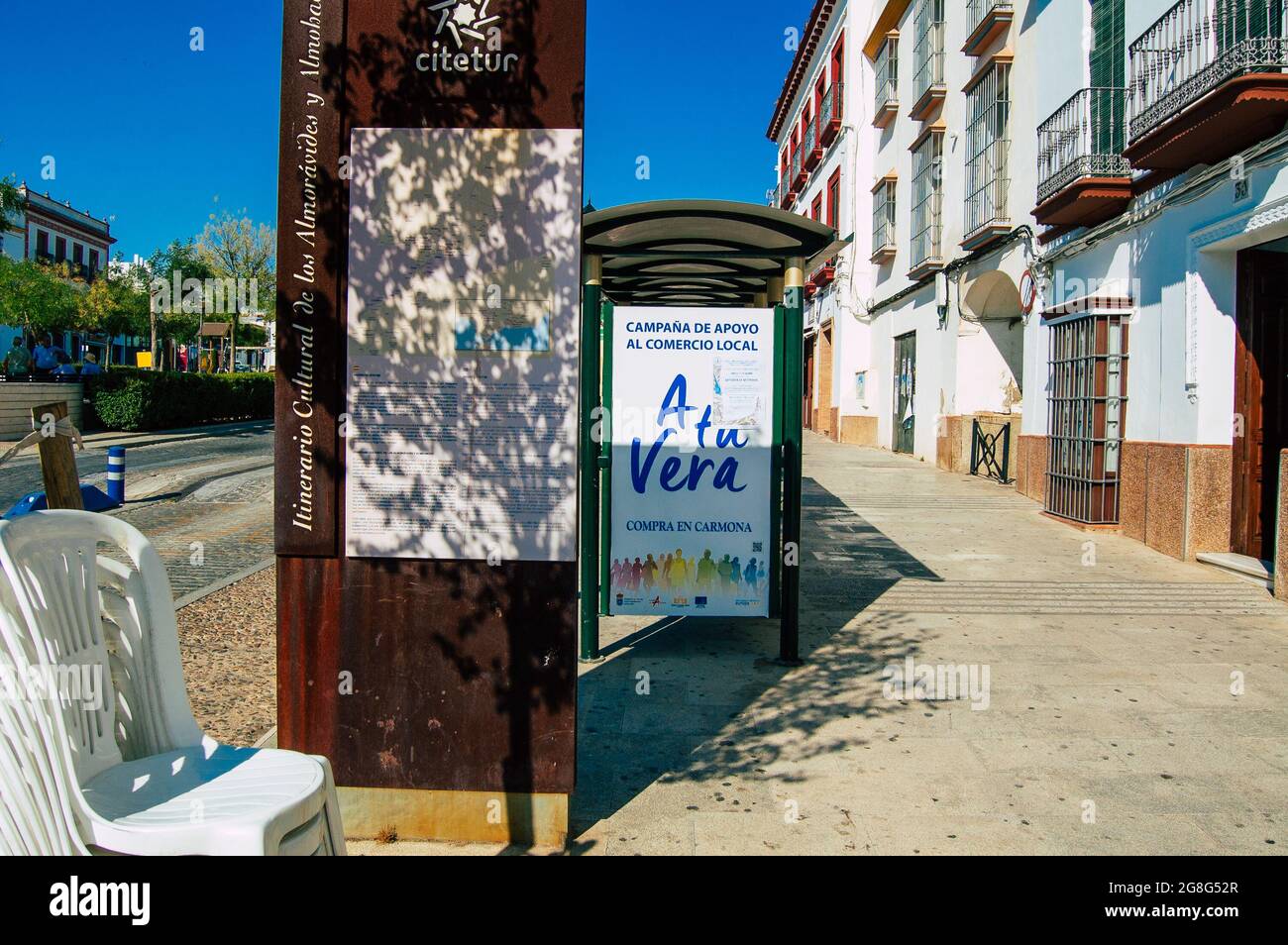 Carmona Espagne 18 juillet 2021 Arrêt de bus dans les rues de Carmona, le bus numéro 124 entre Carmona et Séville tous les jours Banque D'Images