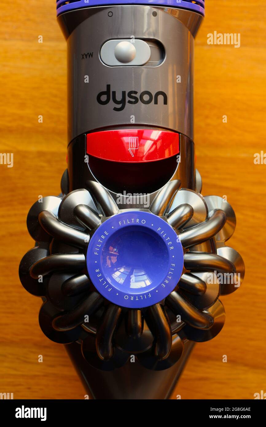 Photo d'un tout nouvel aspirateur vertical Dyson V8 Animal+ gros plan par  le dessus Photo Stock - Alamy