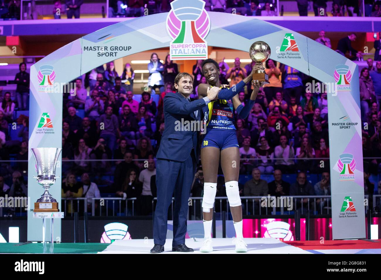 ANTONIO SANTAMARIA PREMIA EGONU PAOLA (CONEGLIANO)IMOCO VOLLEY CONEGLIANO - IGOR GORGONZOLA NOVARA PALLAVOLO SUPERCOPPA ITALIANA A1-F 2019-2020 MILANO 16-11-2019 FOTO FILIPPO RUBIN / LVF Banque D'Images