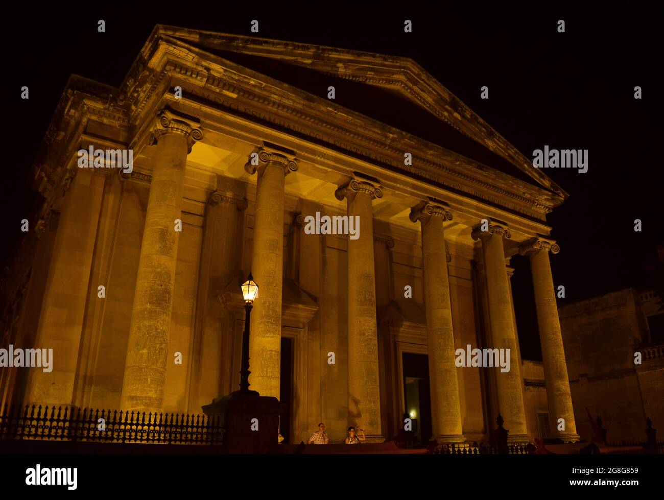 VALLETTA, MALTE - 01 octobre 2016 : la façade de la Pro-Cathédrale St Paul à la Valette, Malte la nuit Banque D'Images