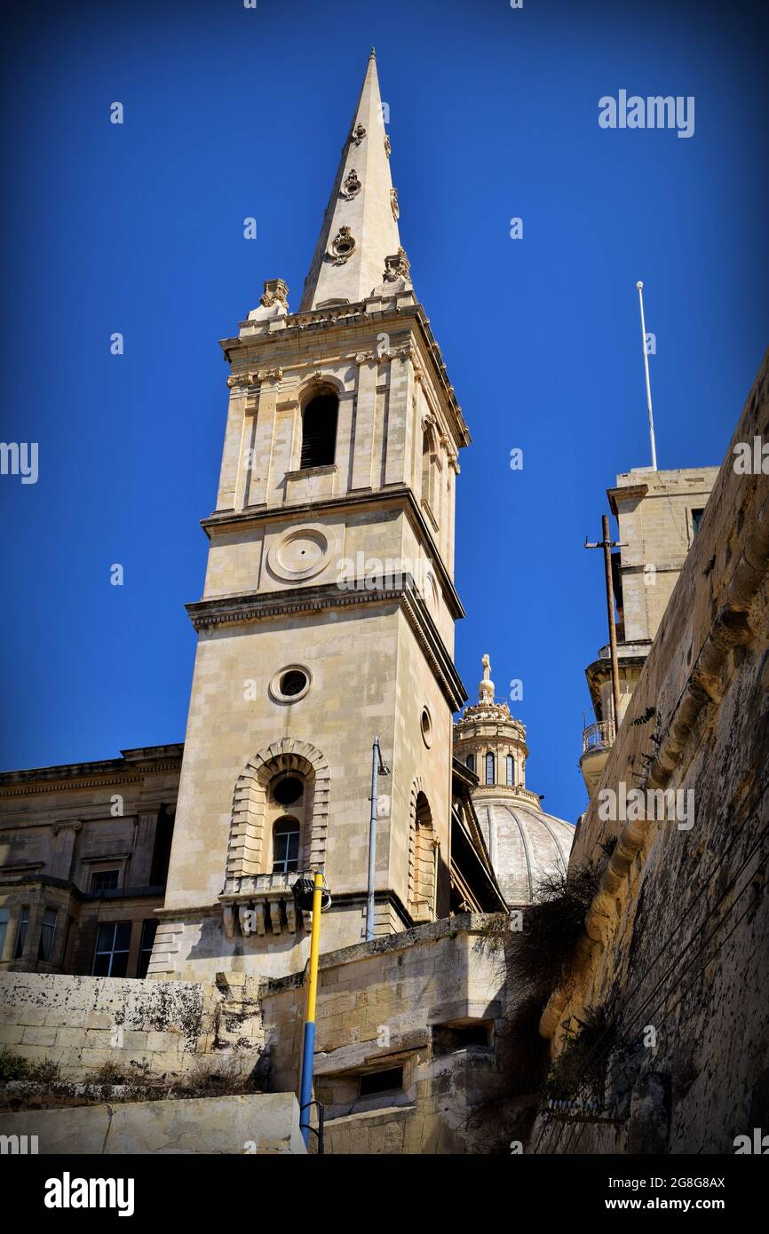 VALETTE, MALTE - 23 juin 2016 : un cliché vertical du clocher de la Pro-Cathedral de Saint-Paul à la Valette, Malte Banque D'Images