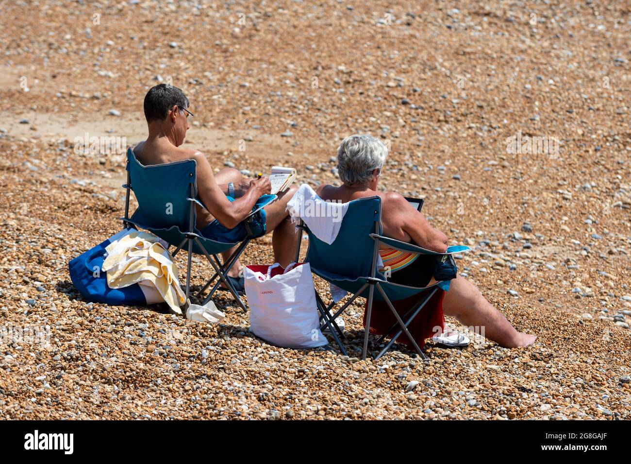 Folkestone, Royaume-Uni. 20 juillet 2021. UK Weather - les gens sur la plage de galets appréciant le soleil à Folkestone. La vague de chaleur se poursuit avec les températures dans les 20 °C supérieures. Credit: Stephen Chung / Alamy Live News Banque D'Images