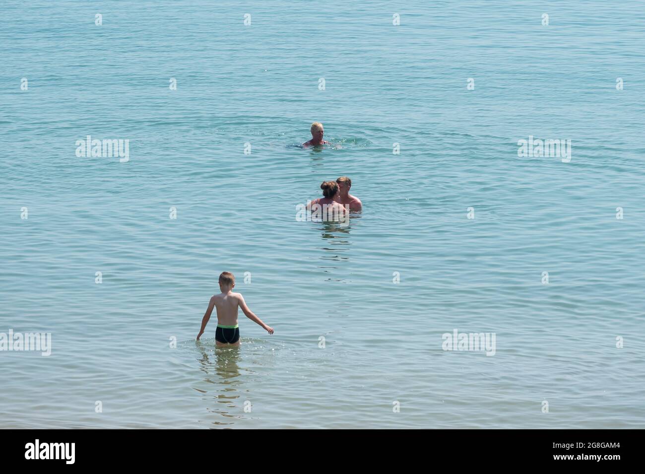 Folkestone, Royaume-Uni. 20 juillet 2021. Météo Royaume-Uni - les gens dans la mer appréciant le soleil à Folkestone. La vague de chaleur se poursuit avec les températures dans les 20 °C supérieures. Credit: Stephen Chung / Alamy Live News Banque D'Images