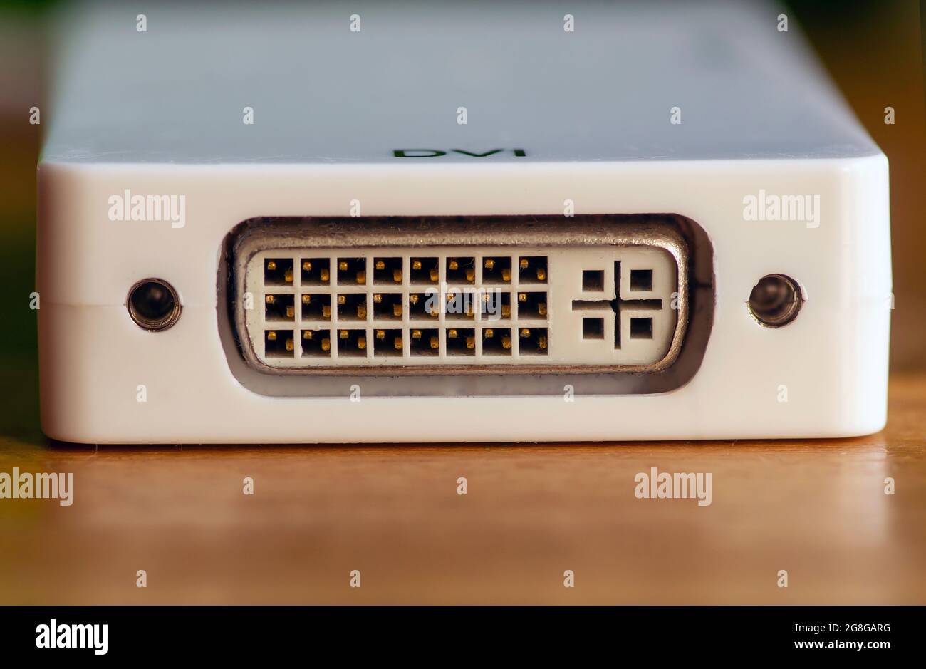 Prise de port DVI, connecteur de carte vidéo sur panneau blanc, mise au point sélectionnée. Banque D'Images