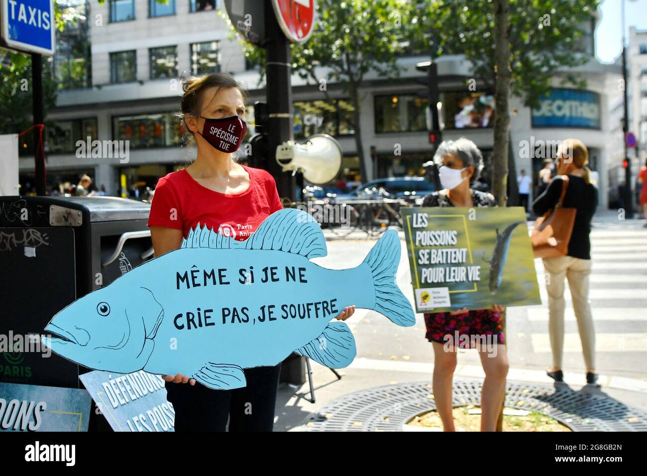 Les partisans de Paris Animaux Zoopolis (PAZ) protestent contre la pêche vivante à l'extérieur du magasin de Decathlon à Paris, France, le 20 juillet 2021. Photo par Karim ait Adjedjou/avenir Pictures/ABACAPRESS.COM Banque D'Images
