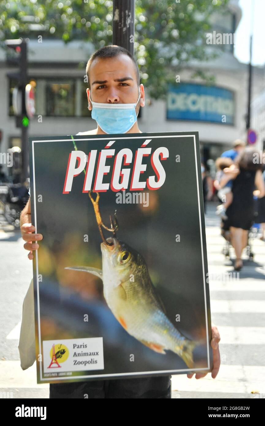 Les partisans de Paris Animaux Zoopolis (PAZ) protestent contre la pêche vivante à l'extérieur du magasin de Decathlon à Paris, France, le 20 juillet 2021. Photo par Karim ait Adjedjou/avenir Pictures/ABACAPRESS.COM Banque D'Images