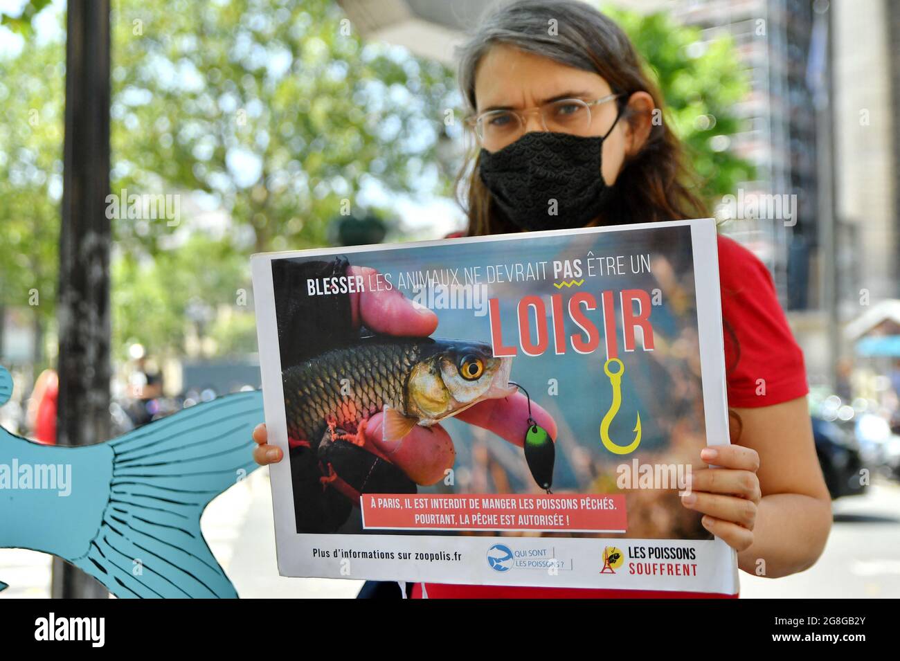 Les partisans de Paris Animaux Zoopolis (PAZ) protestent contre la pêche vivante à l'extérieur du magasin de Decathlon à Paris, France, le 20 juillet 2021. Photo par Karim ait Adjedjou/avenir Pictures/ABACAPRESS.COM Banque D'Images