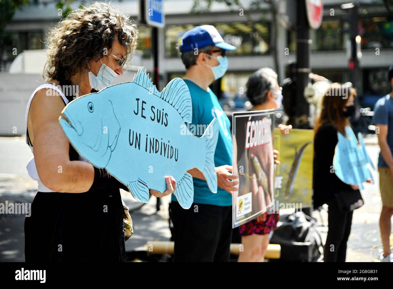 Les partisans de Paris Animaux Zoopolis (PAZ) protestent contre la pêche vivante à l'extérieur du magasin de Decathlon à Paris, France, le 20 juillet 2021. Photo par Karim ait Adjedjou/avenir Pictures/ABACAPRESS.COM Banque D'Images
