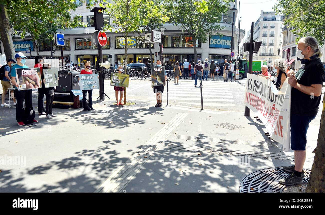 Les partisans de Paris Animaux Zoopolis (PAZ) protestent contre la pêche vivante à l'extérieur du magasin de Decathlon à Paris, France, le 20 juillet 2021. Photo par Karim ait Adjedjou/avenir Pictures/ABACAPRESS.COM Banque D'Images