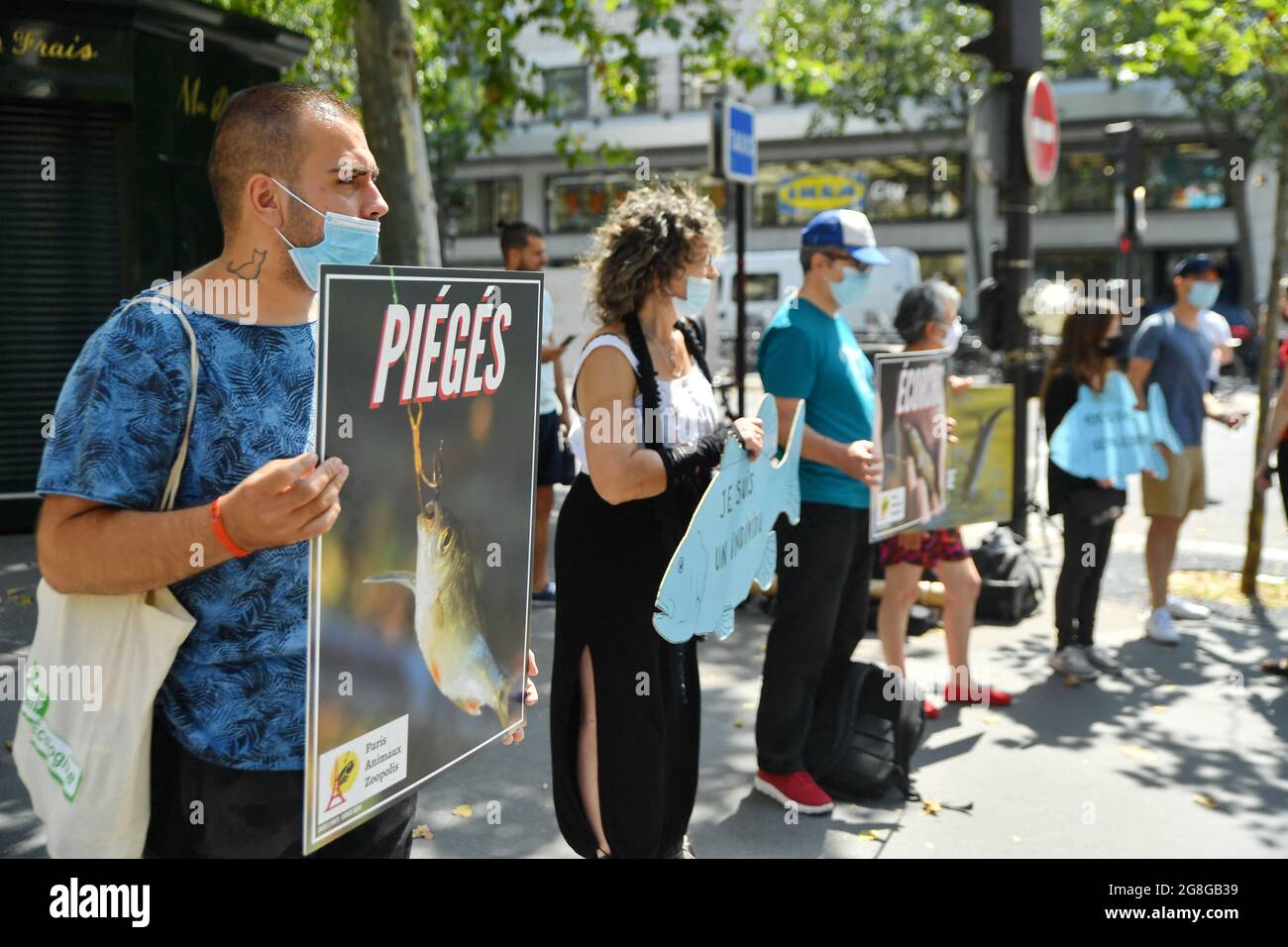 Les partisans de Paris Animaux Zoopolis (PAZ) protestent contre la pêche  vivante à l'extérieur du magasin de Decathlon à Paris, France, le 20  juillet 2021. Photo par Karim ait Adjedjou/avenir Pictures/ABACAPRESS.COM  Photo