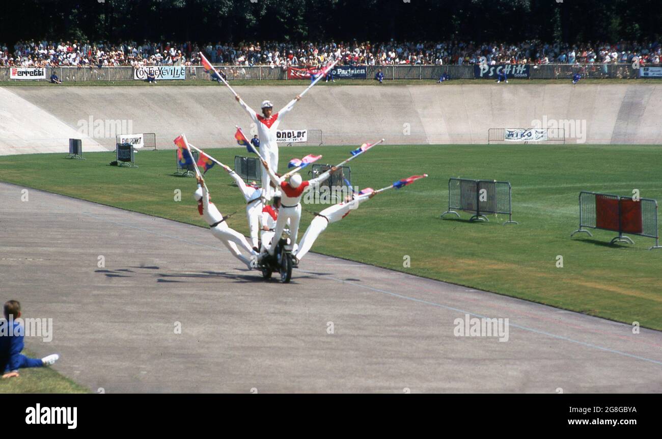 1974, historique, à la fin de la course cycliste Tour de France sur la piste du Vélodrome de Vincennes, Paris, des arcobat motocyclistes ou des acrobates se produisent pour les spectateurs attendant que les coureurs entrent dans le stade. Construit comme un vélodrome en 1894, il a été utilisé comme stade principal pour les Jeux Olympiques d'été de 1900 et comme piste cyclable pour celui de 1924. Le Tour de France y a terminé entre 1968 et 1974. Le légendaire cycliste belge Eddy Merckx y a remporté chacune de ses cinq victoires au Tour. Banque D'Images