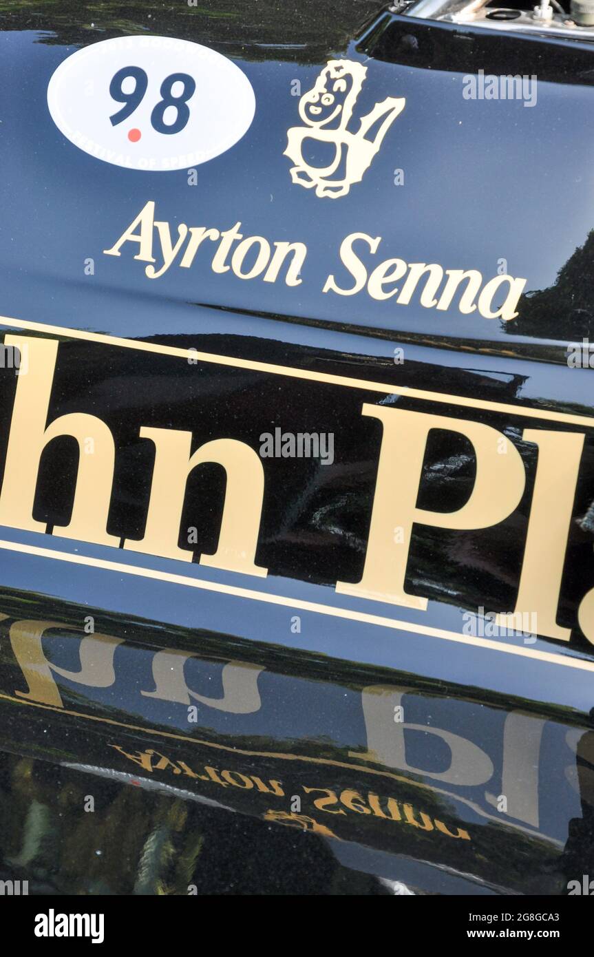 Ayrton Senna Lotus 98T Grand Prix de Formule 1 au Goodwood Festival of Speed 2013. Voiture classique historique de F1 avec nom de conducteur et animal de dessin animé Banque D'Images