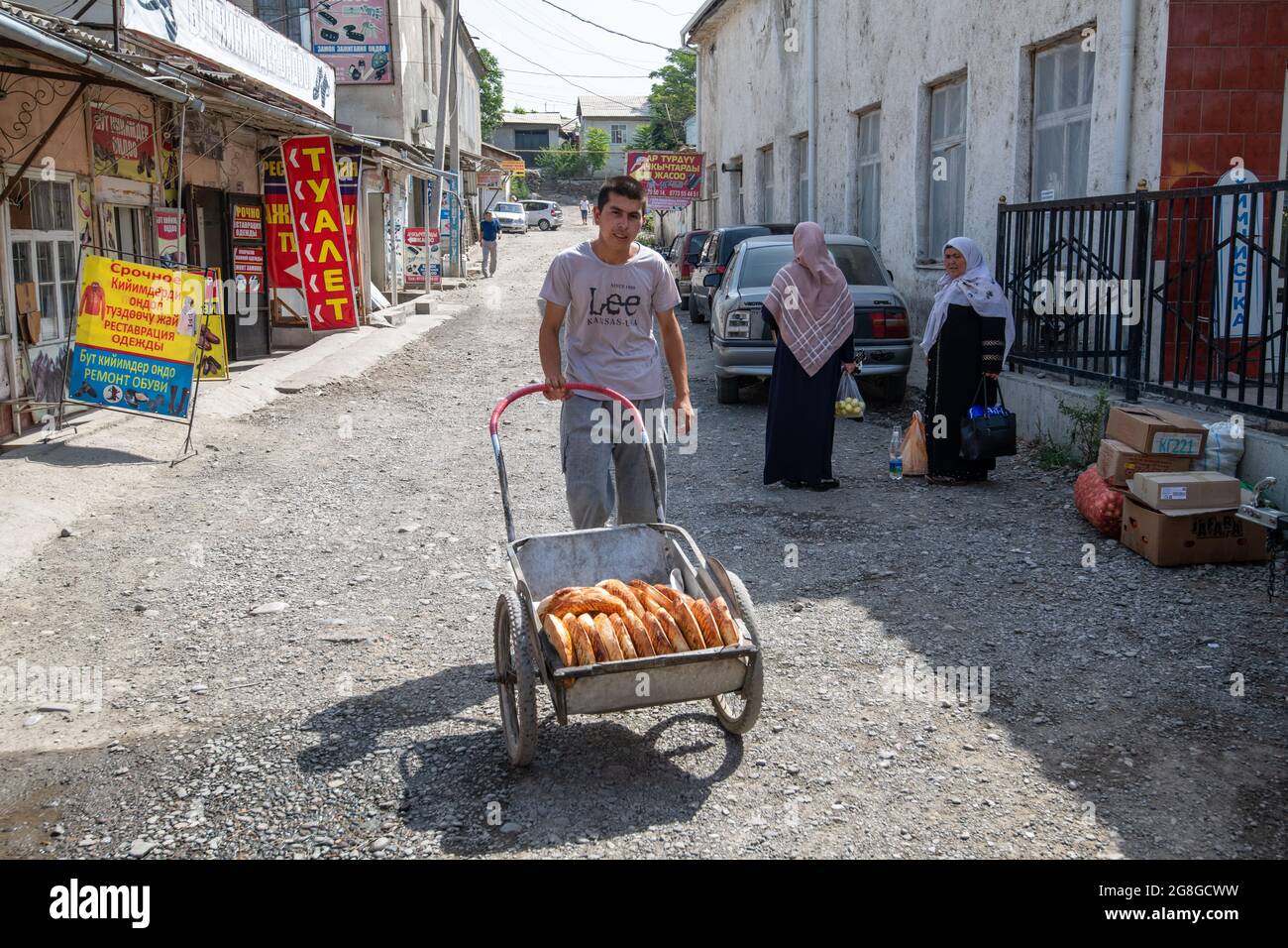 OSH, Kirghizistan - 08 août 2019 : une femme kirghize senior qui vend des citrouilles dans la rue du marché Osh. Banque D'Images