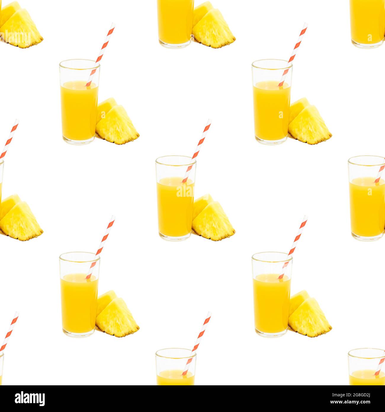 Jus d'ananas jaune dans un verre avec des tranches répéter le motif sans couture sur fond blanc. Banque D'Images
