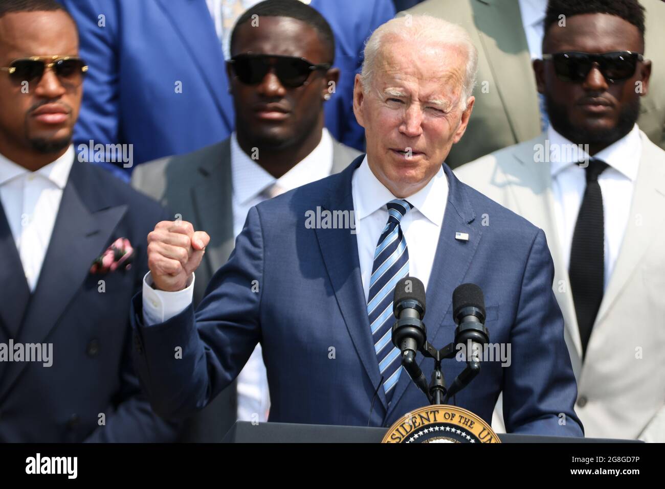 Washington, États-Unis. 20 juillet 2021. LE président AMÉRICAIN Joe Biden s'exprime lors d'une cérémonie en hommage à l'équipe de football de la Tampa Bay Buccaneers NFL pour son Super Bowl LV Championship sur la pelouse sud de la Maison Blanche à Washington, DC, États-Unis, le mardi 20 juillet, 2021. (Photo d'Oliver Contreras/SIPA USA) Credit: SIPA USA/Alay Live News Banque D'Images