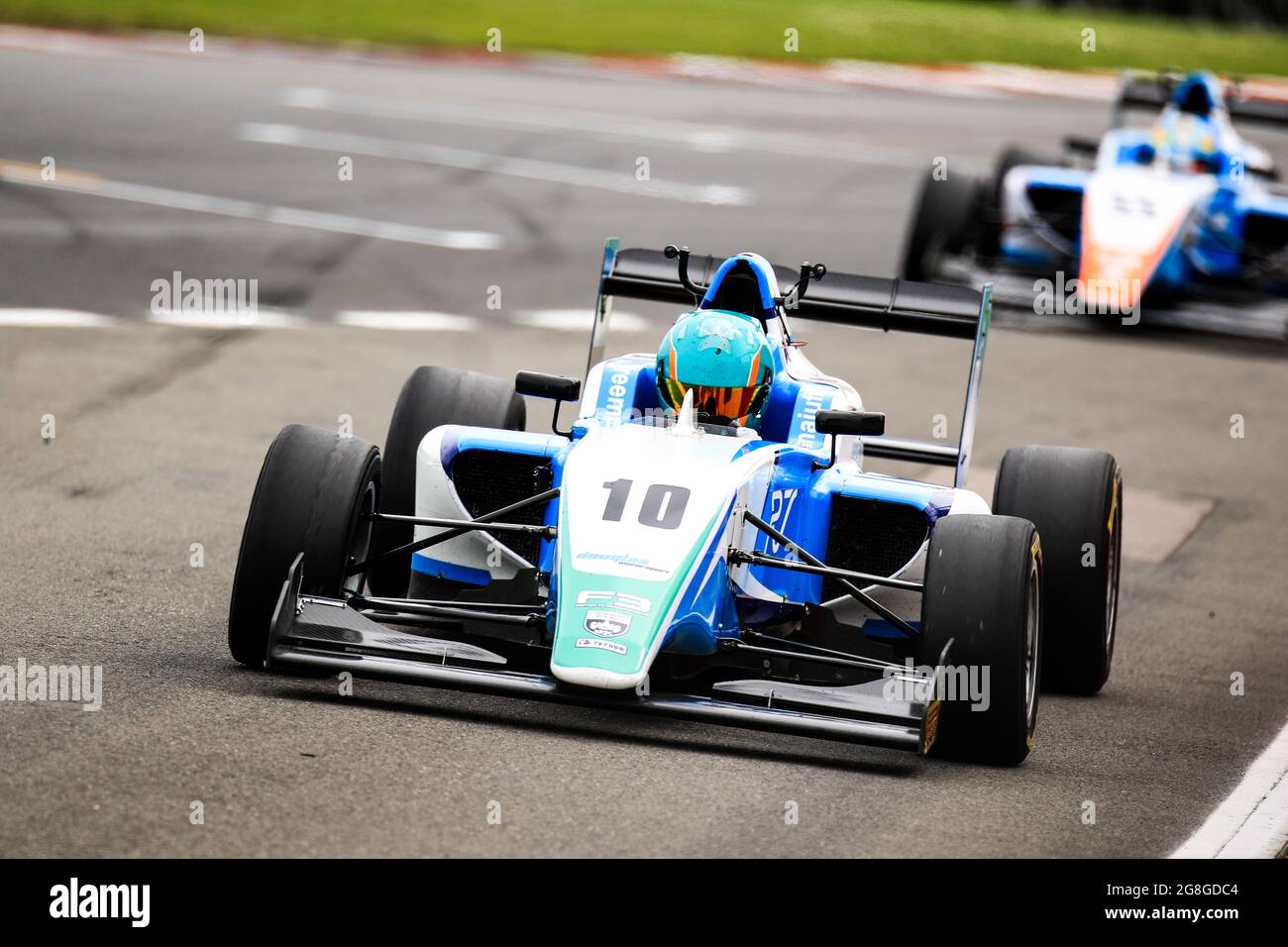 Reema Juffali de Douglas Motorsport entre dans le pitlane du circuit de Donington Park pour le championnat de Formule 3 F3 du BRDC Banque D'Images