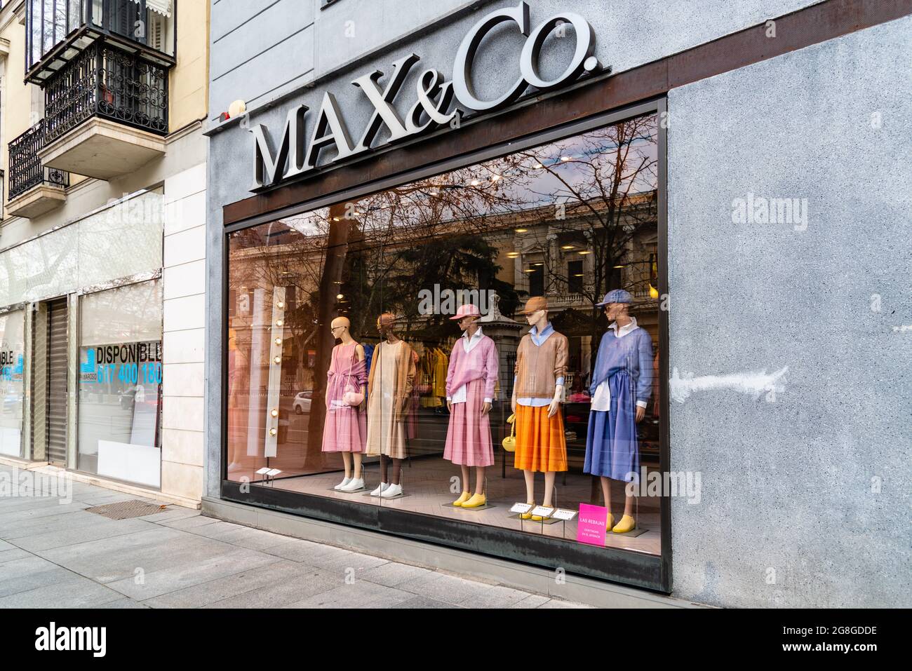 Madrid, Espagne - 7 mars 2021 : vitrine de la mode dans la rue Serrano. Salamanca District est bien connu pour être l'une des régions les plus riches avec un hig Banque D'Images