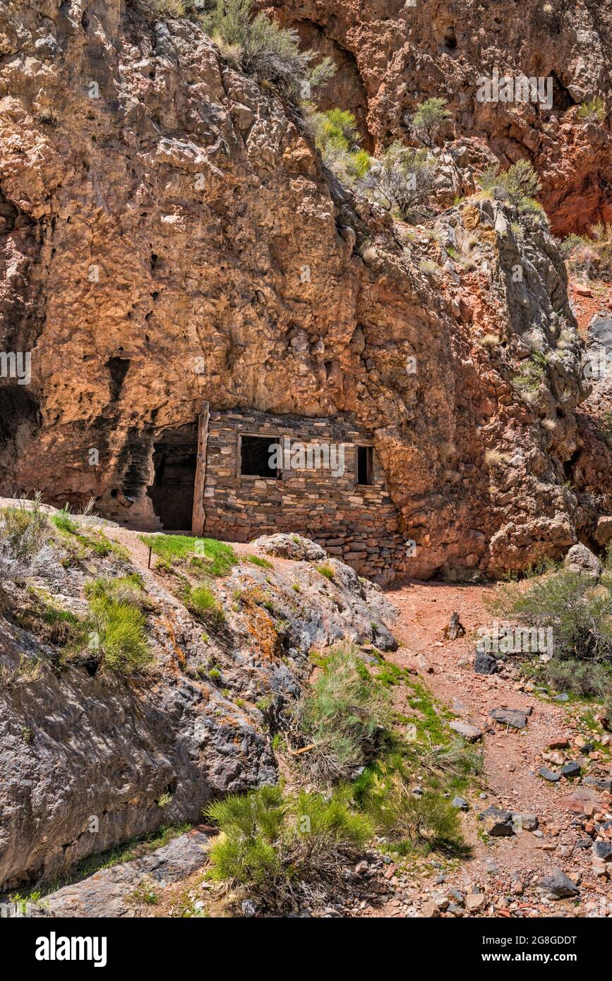 Hermit Cabin, falaise au bord d'un canyon latéral sans nom, au large de Marjum Canyon, Middle Range dans House Range, Great Basin Desert, Utah, États-Unis Banque D'Images