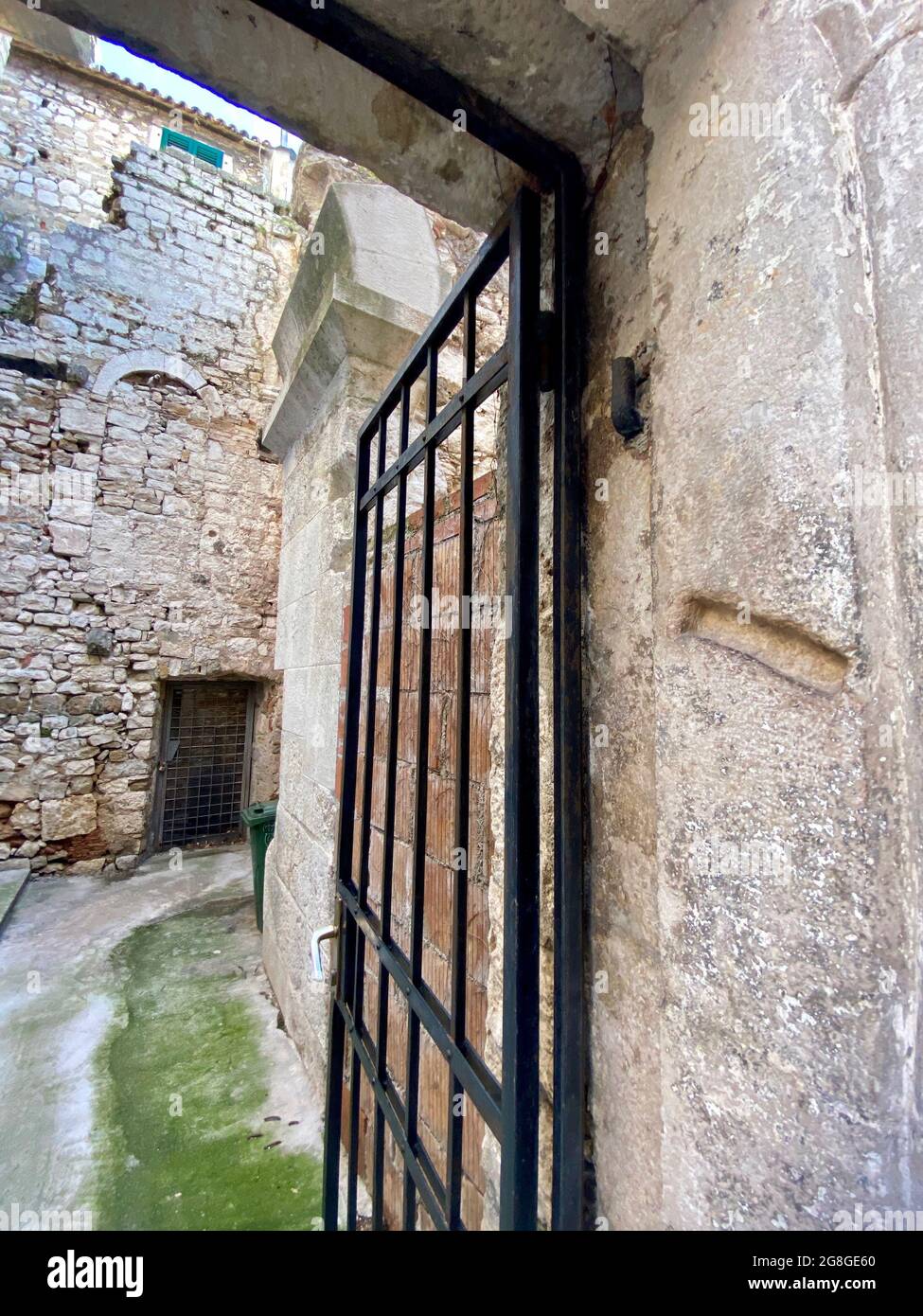 Portail d'une maison dans l'ancien ghetto juif de Split, Croatie (dans le palais de Dioclétien) avec un fillister en pierre visible, autrefois un conteneur de mezuzah Banque D'Images