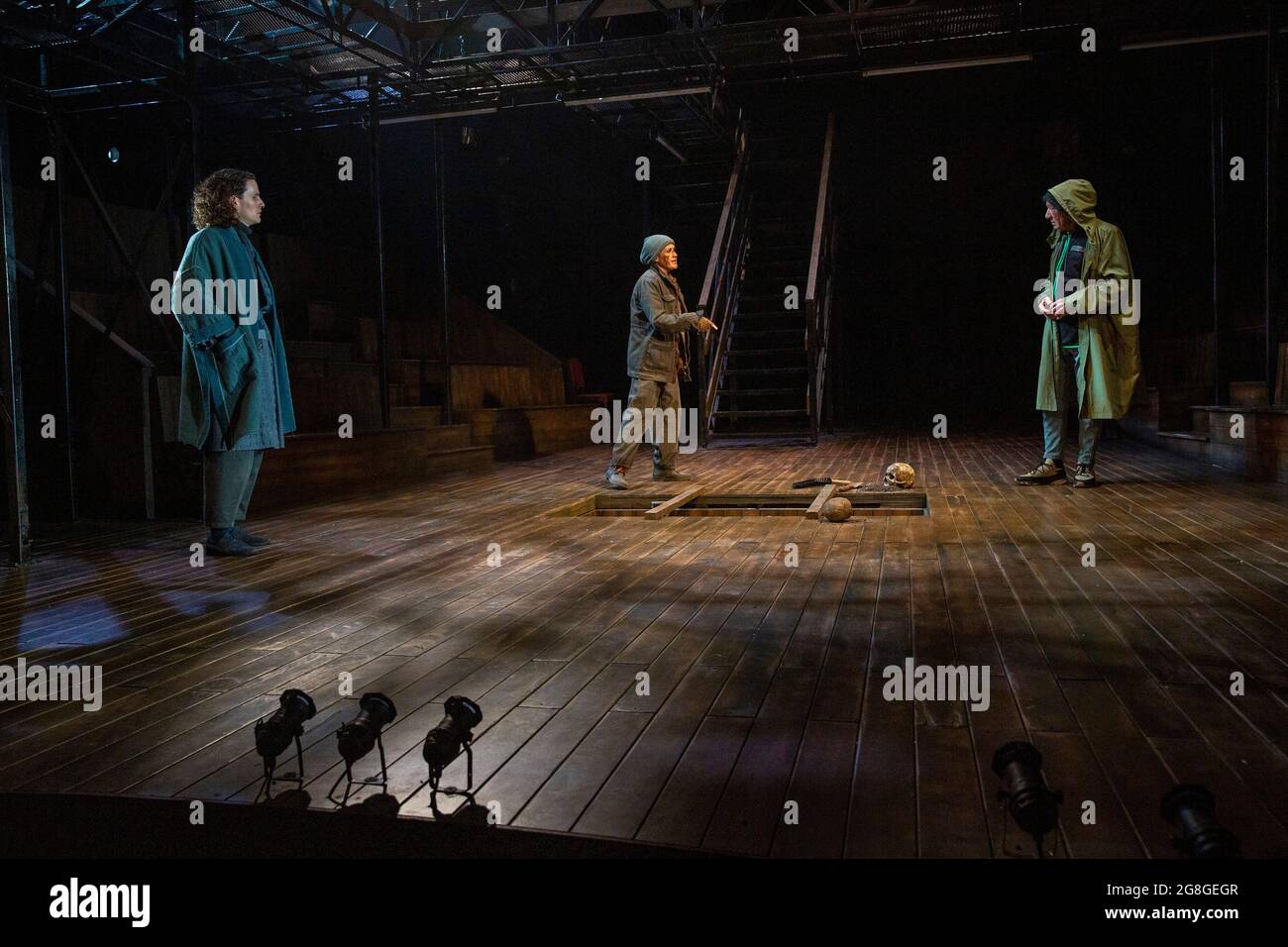 Scène du cimetière - l-r: Ben Allen (Horatio), Llinos Daniel (Gravedigger), Ian McKellen (Hamlet) au HAMEAU par Shakespeare ouverture au Théâtre Royal Windsor, Angleterre le 20/07/2021 ensemble design: Lee Newby costumes: Loren Epstein peries et maquillage: Susanna Peretz éclairage: Zoe Spurr réalisateur: Sean Mathias Banque D'Images