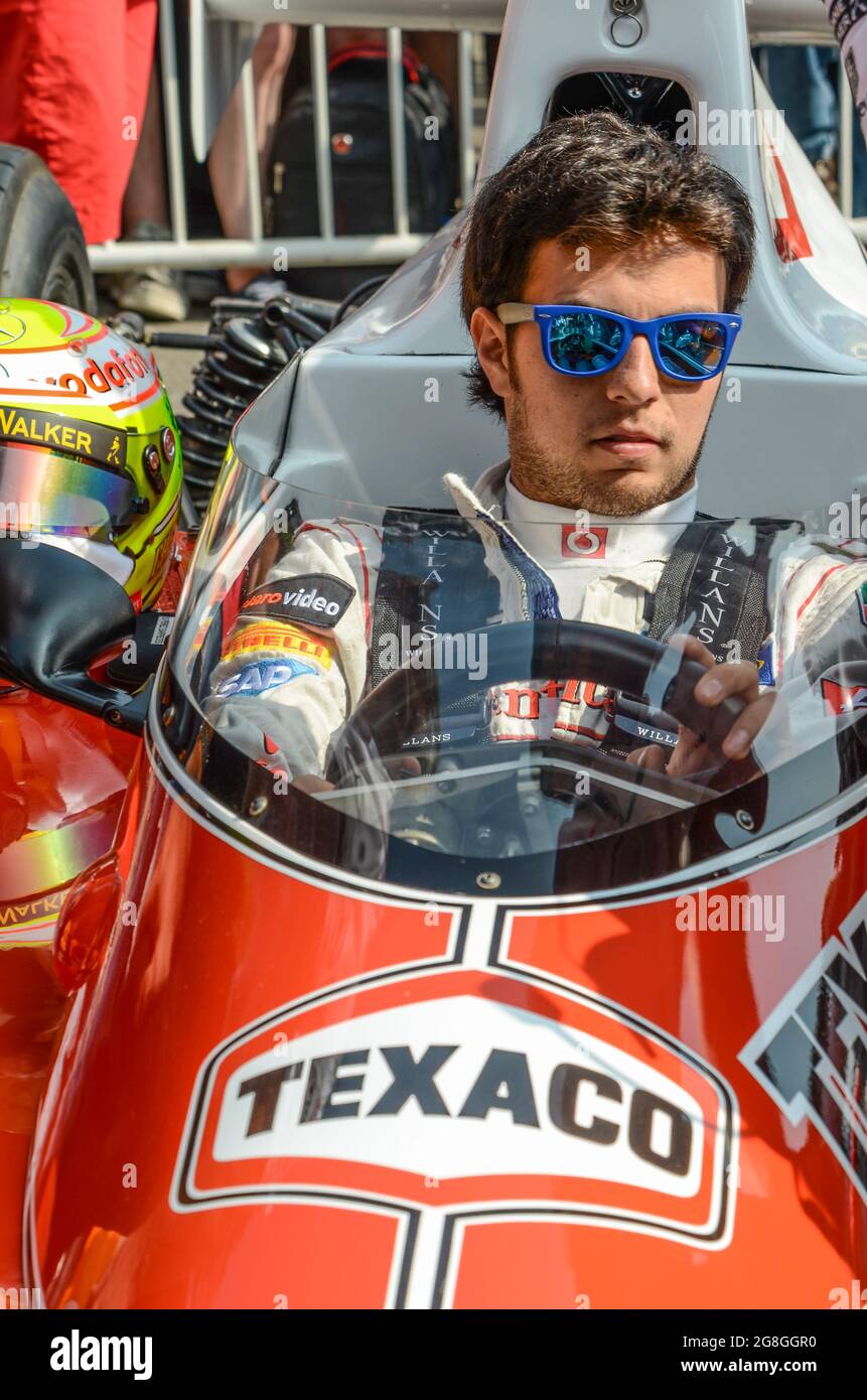Sergio Perez, pilote de course, se préparant à la course d'une McLaren M23 Formule 1, Grand Prix, au Goodwood Festival of Speed, Royaume-Uni Banque D'Images