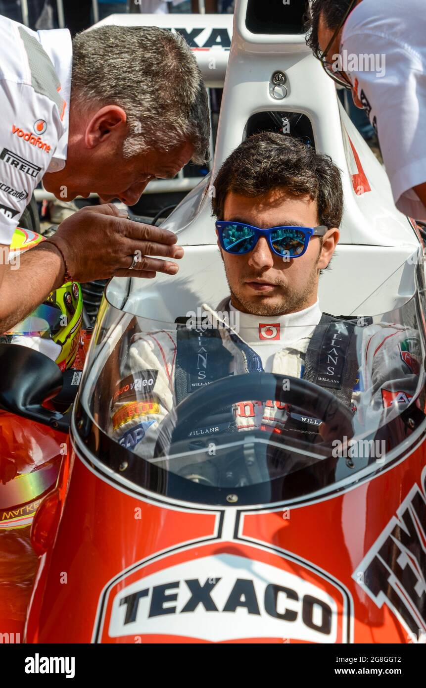 Sergio Perez, pilote de course, se préparant à la course de la McLaren Formule 1 historique à l'événement Goodwood Festival of Speed au Royaume-Uni. Instruction de réception Banque D'Images