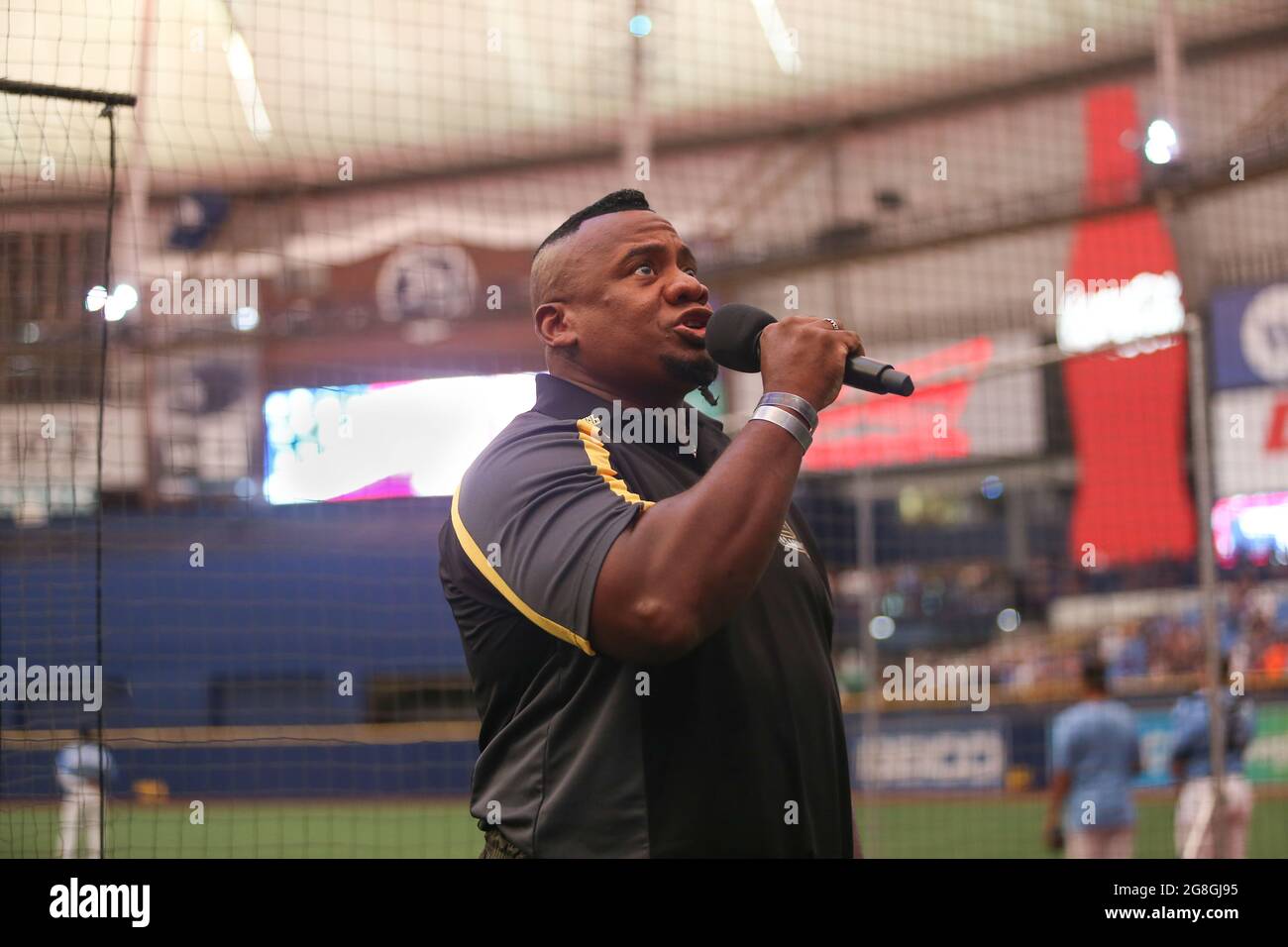Saint-Pétersbourg, Floride. USA; UNE vue générale de Terrace Hamilton joue l'hymne national lors d'un match de base-ball de ligue majeure entre la Tampa Bay Ra Banque D'Images