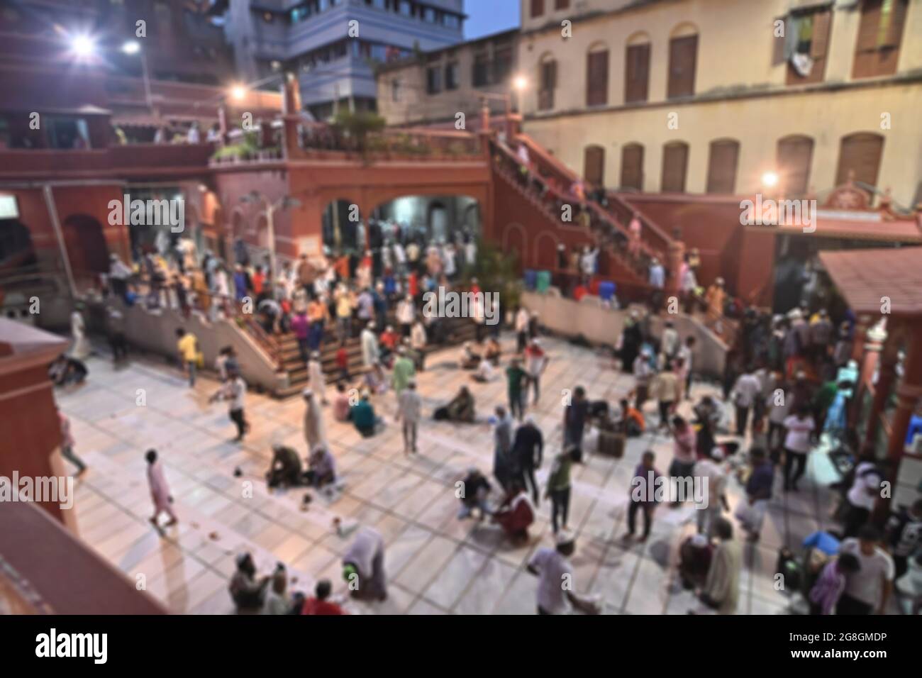 Image floue de la fête Iftar à Nakhoda Masjid, Kolkata, Inde. Prise de vue au crépuscule, vue de dessus. Banque D'Images