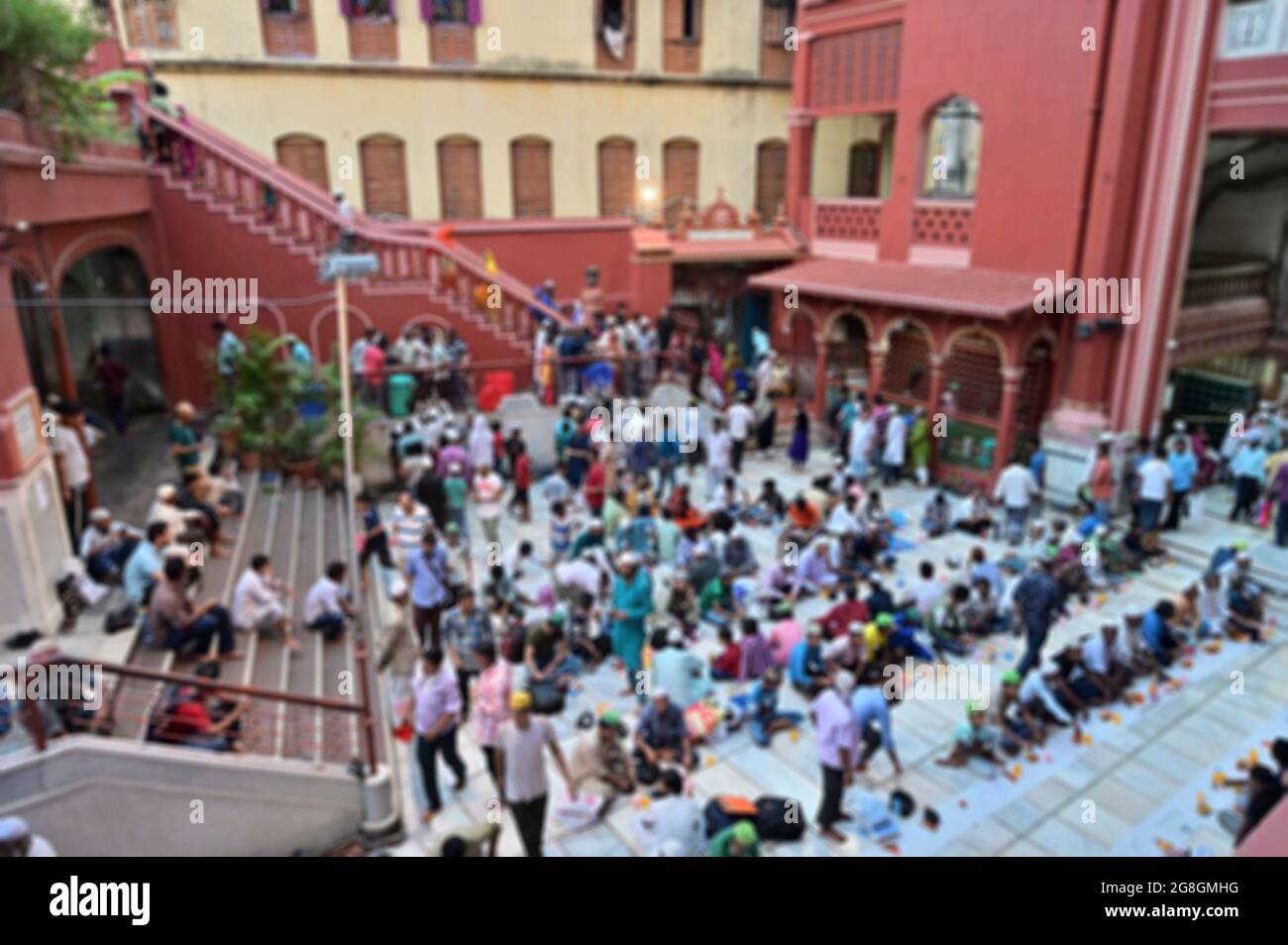 Image floue de la fête Iftar à Nakhoda Masjid, Kolkata, Inde. Prise de vue au crépuscule, vue de dessus. Banque D'Images