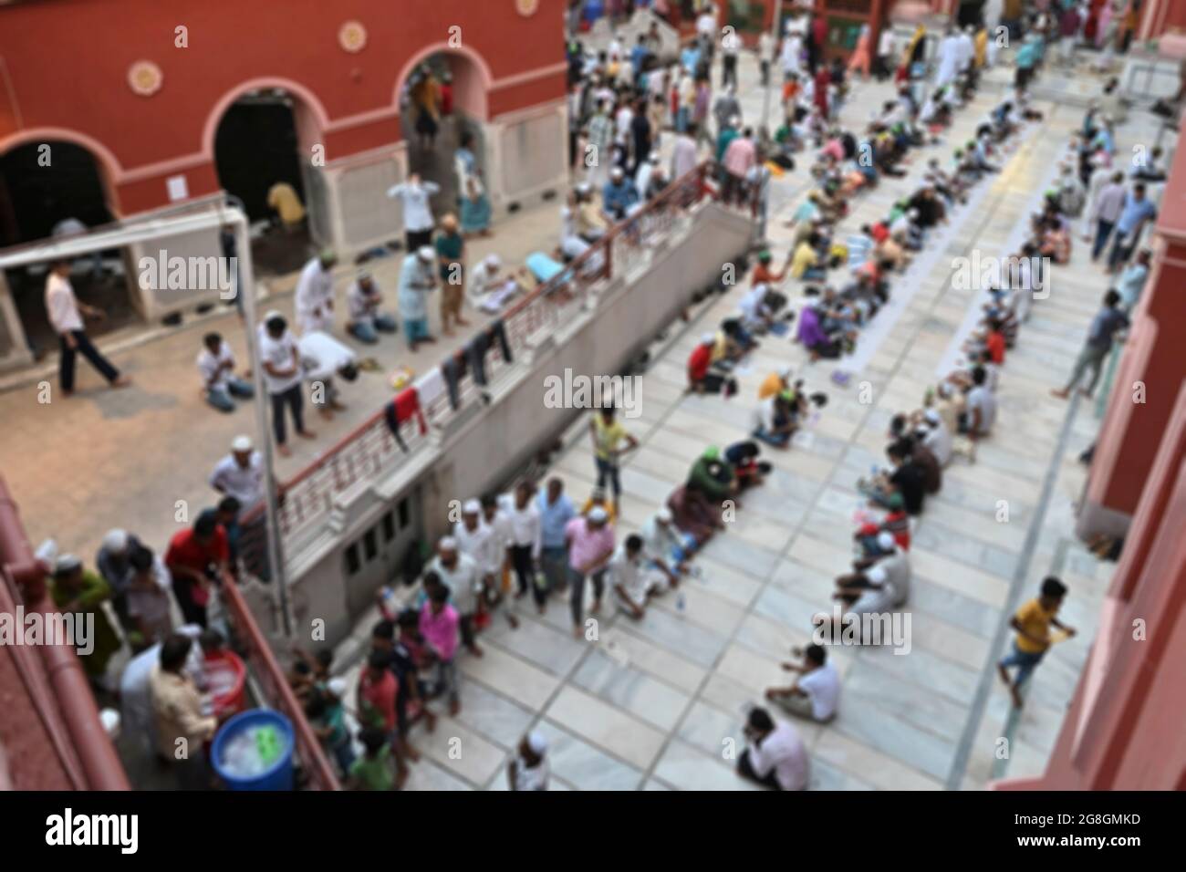 Image floue de la partie Iftar à Nakhoda Masjid par la communauté musulmane. Tourné à Kolkata, Bengale-Occidental, Inde Banque D'Images