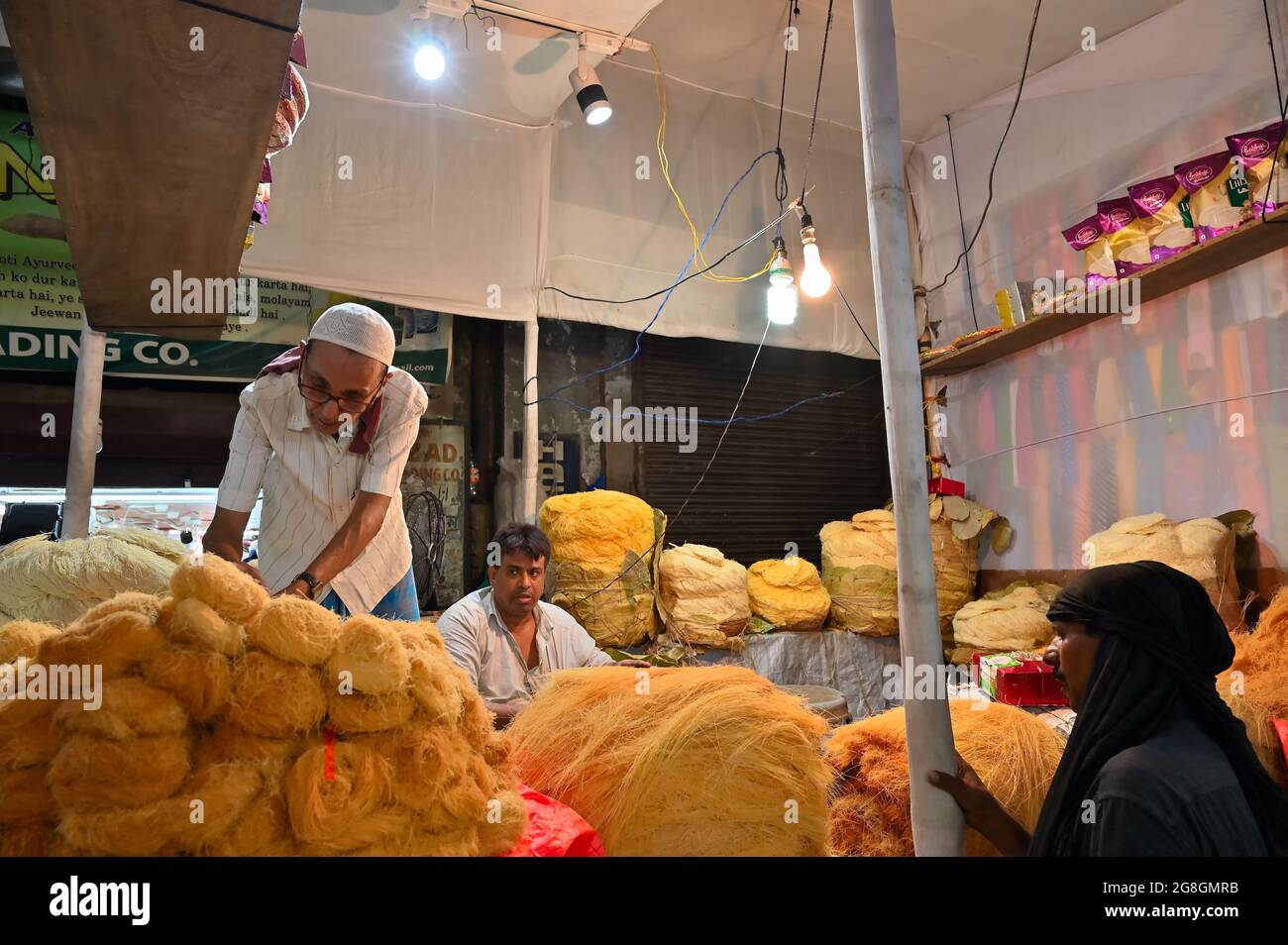 KOLKATA, BENGALE-OCCIDENTAL, INDE - MAI 27 2019 : Nuslim femme achetant Sevai à la rue zakaria, de manger avec du lait chaud pendant l'iftar pour briser le jeûne de jour i Banque D'Images