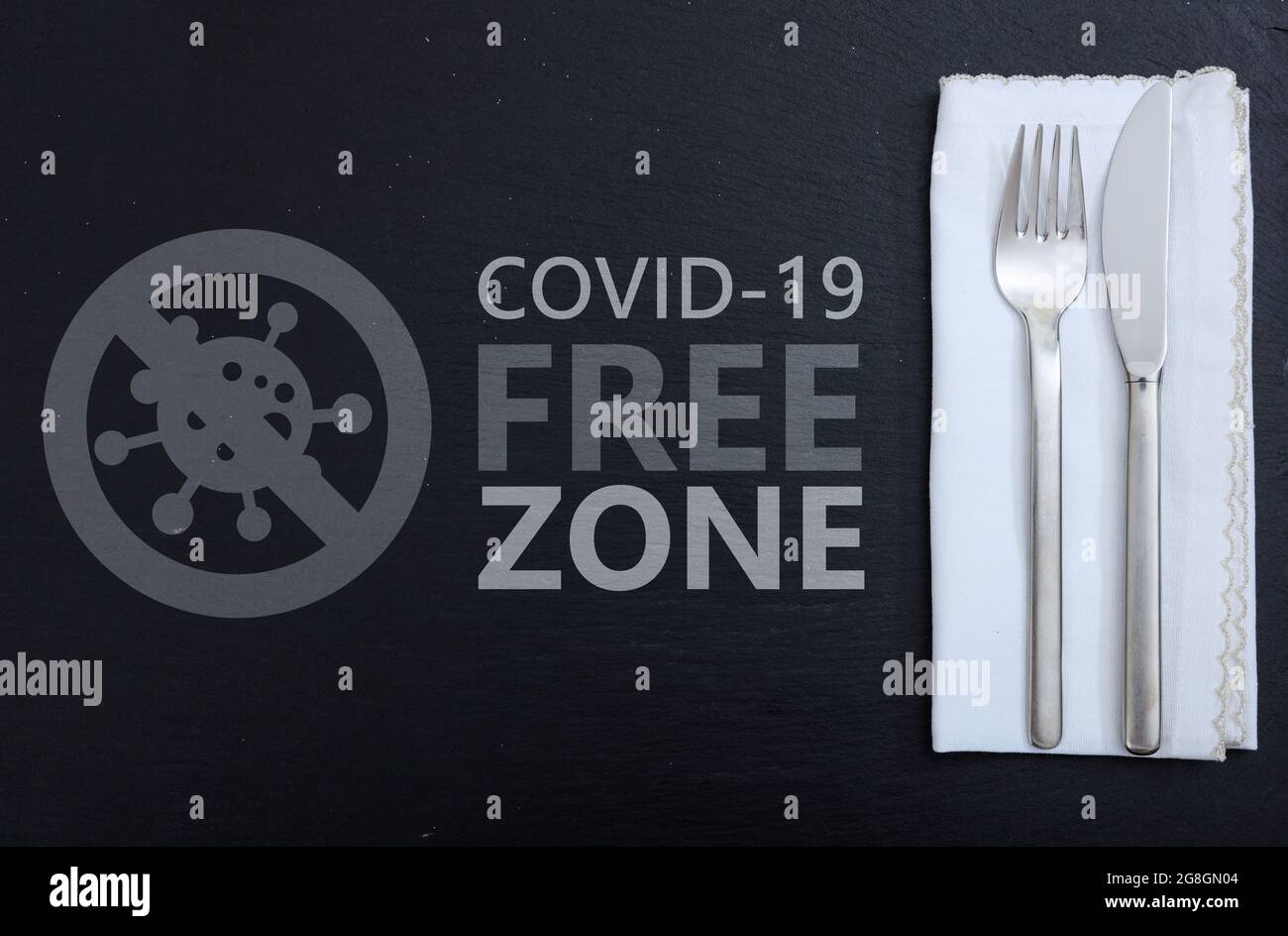 Panneau de zone libre Covid. COVID 19 ÉTIQUETTE DE texte DE ZONE LIBRE sur fond de réglage de table de dîner. Restaurant zones désinfectées, concept vacciné uniquement Banque D'Images