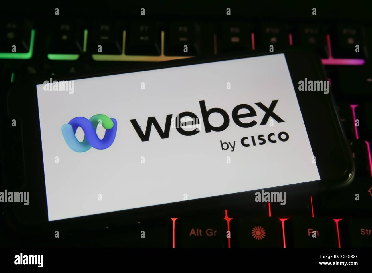Viersen, Allemagne - 1er juin. 2021 : gros plan de l'écran du téléphone avec le logo de cisco webex sur le clavier de l'ordinateur Banque D'Images