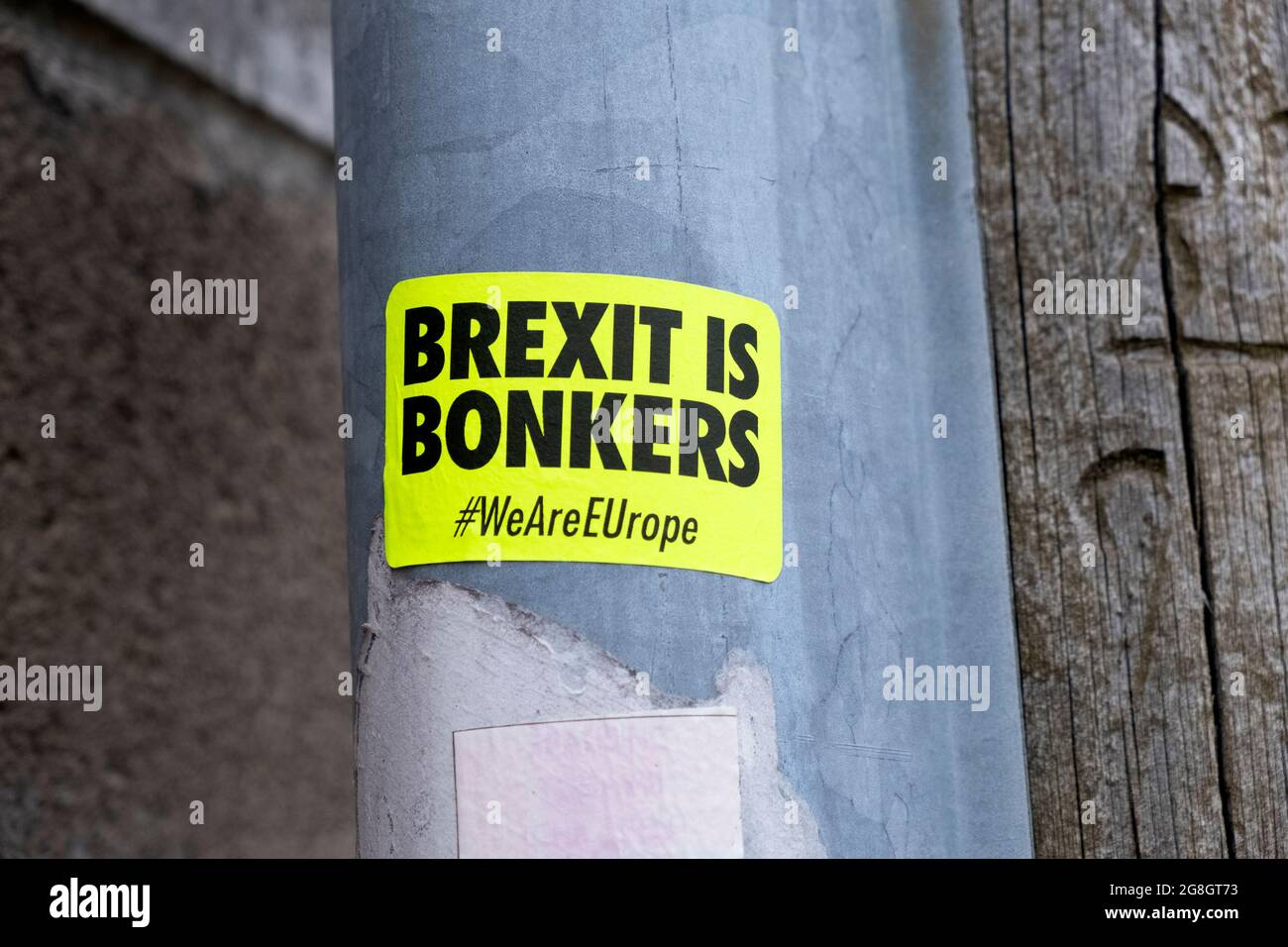 « le Brexit est bonkers » l'UE reste encore un sticker #WeAreEurope sur un poste dans une rue Cardiff pays de Galles Royaume-Uni 2021 KATHY DEWITT Banque D'Images