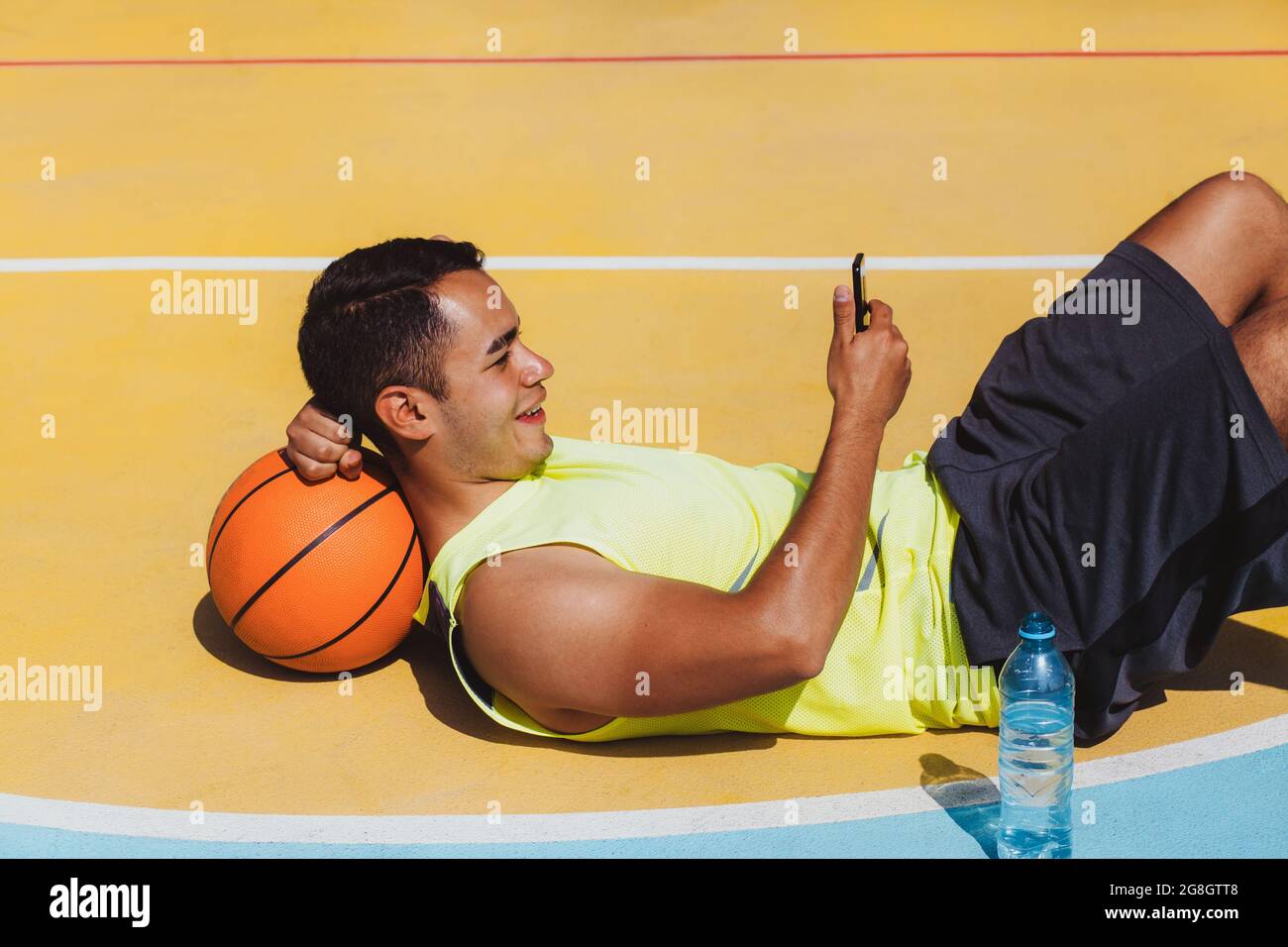 Jeune latino jouant au portrait de basket-ball au Mexique Banque D'Images