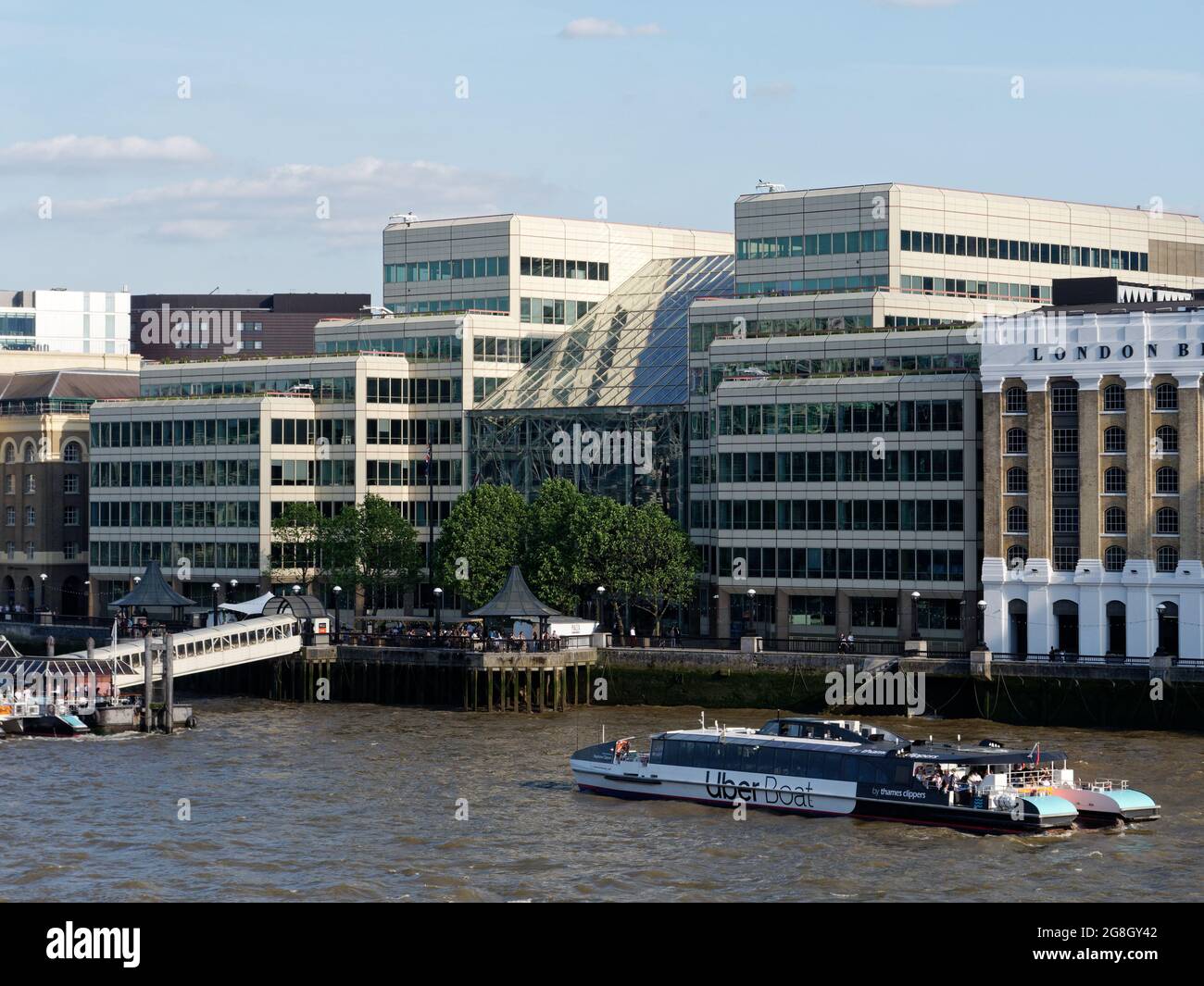 Londres, Grand Londres, Angleterre, 12 juin 2021 : vue vers un quai sur la rive sud de la tamise avec un bateau Uber au premier plan. Banque D'Images