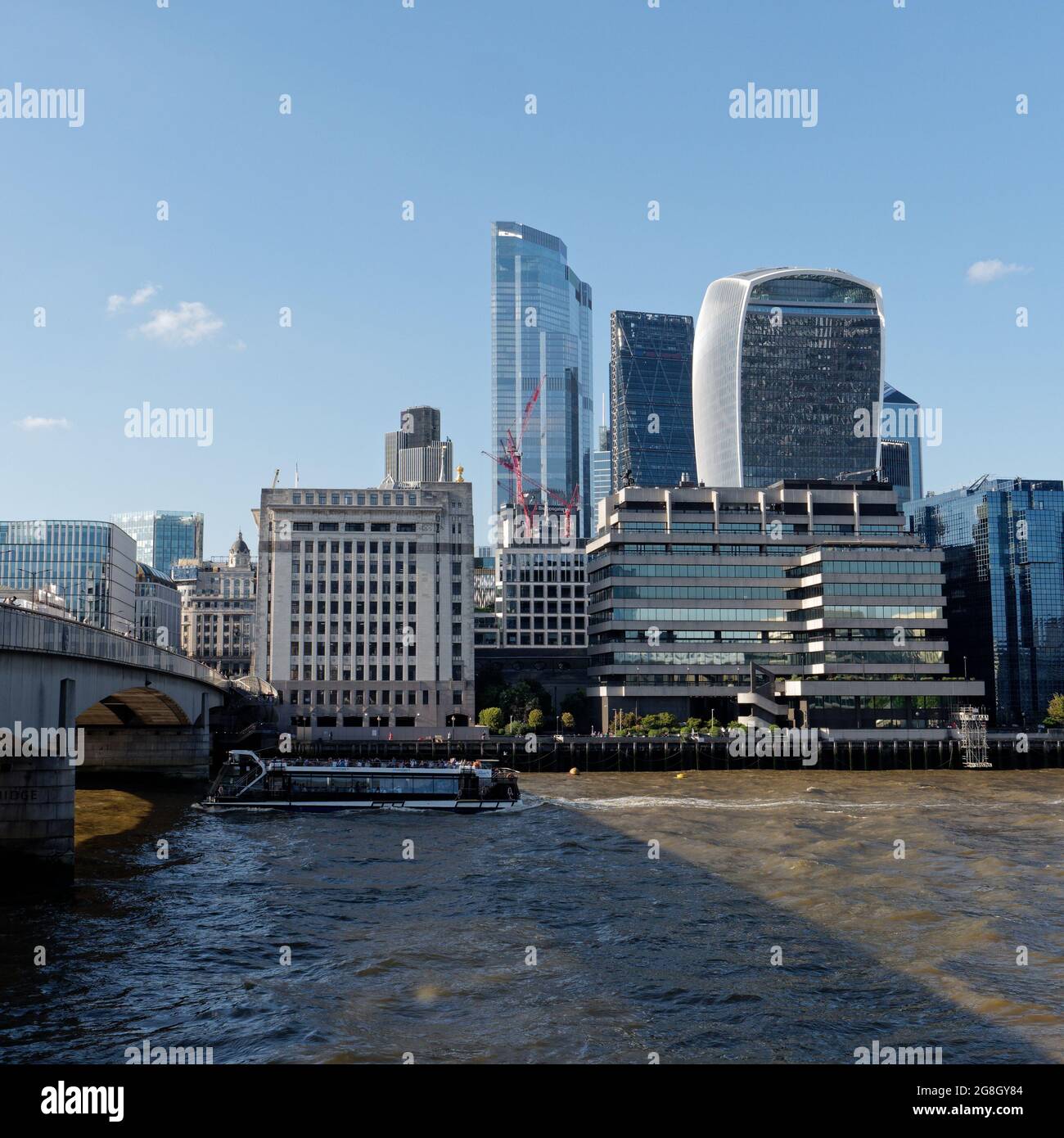 Londres, Grand Londres, Angleterre, 12 juin 2021 : Tamise avec le gratte-ciel Walkie Talkie et un bateau à passagers Banque D'Images