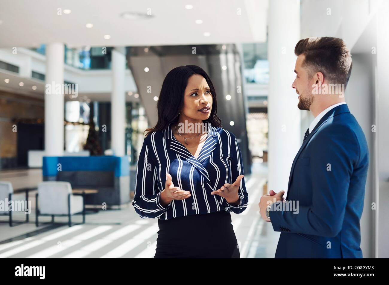 Elle a beaucoup à apporter à la table Banque D'Images