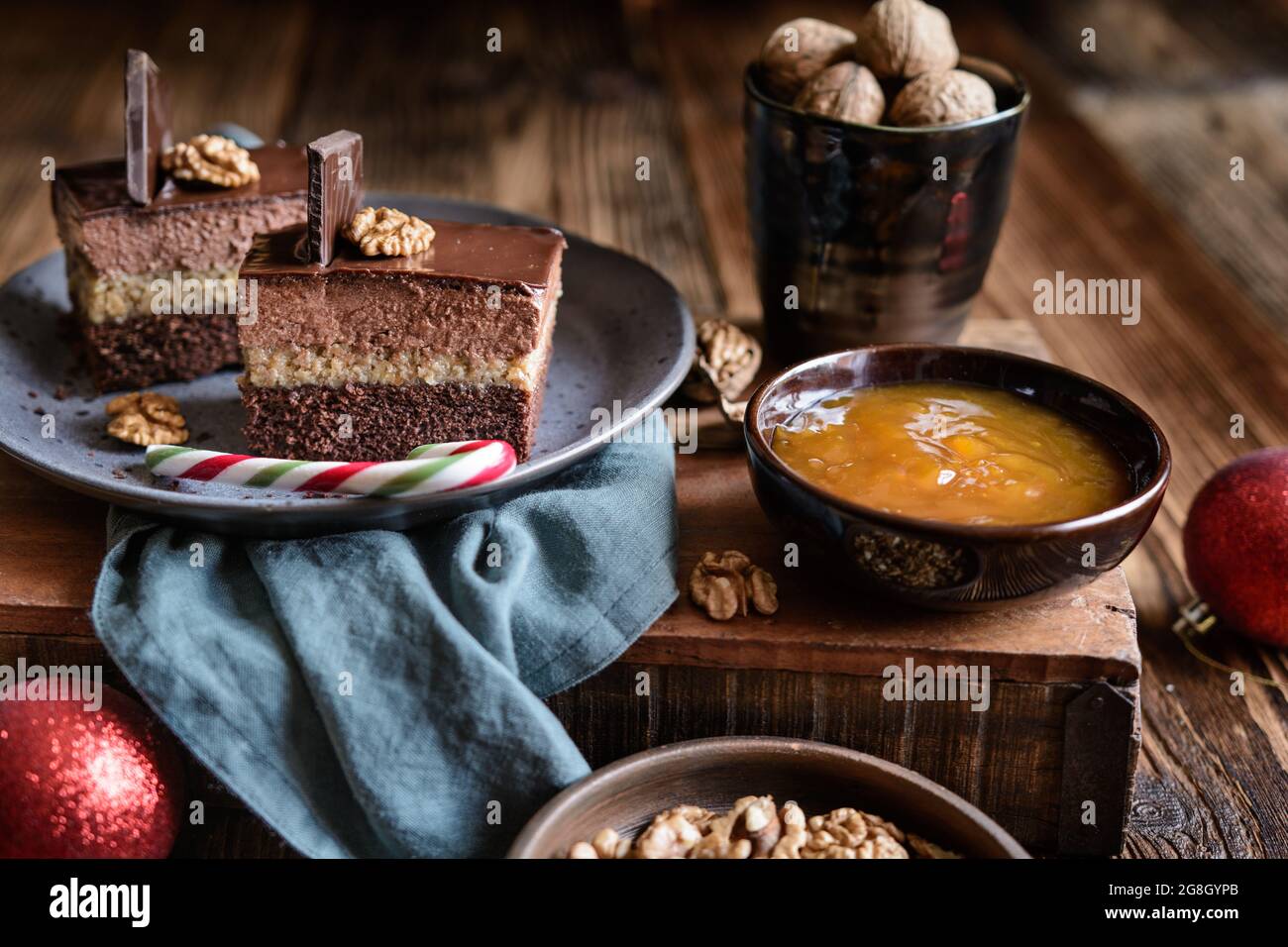 Opity Izidor, dessert sucré avec garniture en noyer et glaçage au chocolat sur une assiette en céramique Banque D'Images
