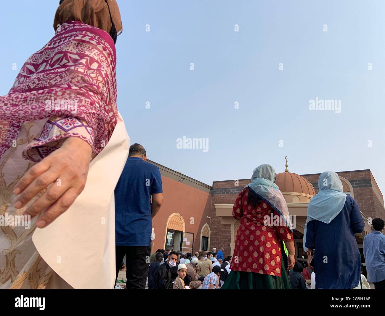 De nombreux participants islamiques entrent dans la Mosquée de montagne de Hamilton pour la prière et la célébration de l'EID. Banque D'Images