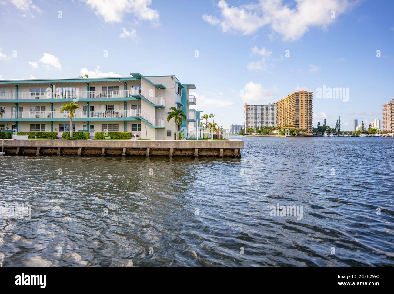 Miami Condos sur l'eau avec la détérioration de la digue Banque D'Images