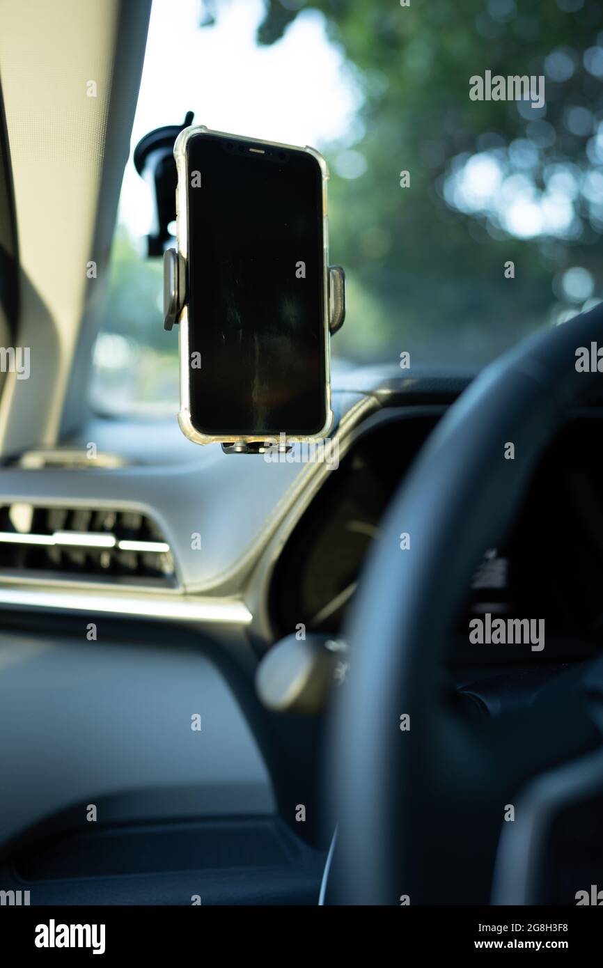Téléphone monté sur le pare-brise d'une voiture dans le champ de vision du conducteur Banque D'Images
