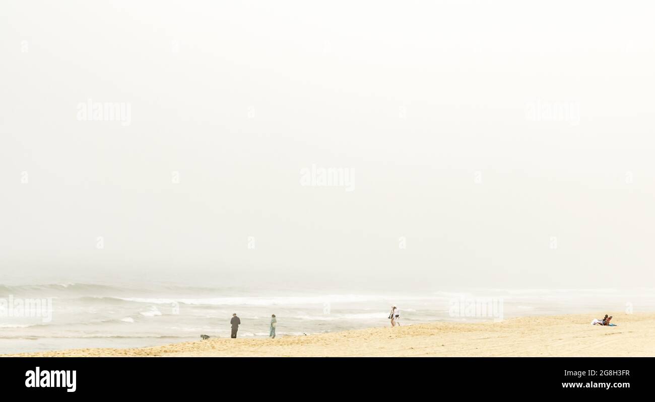 Journée d'été brumeuse sur une plage d'Amagansett Banque D'Images