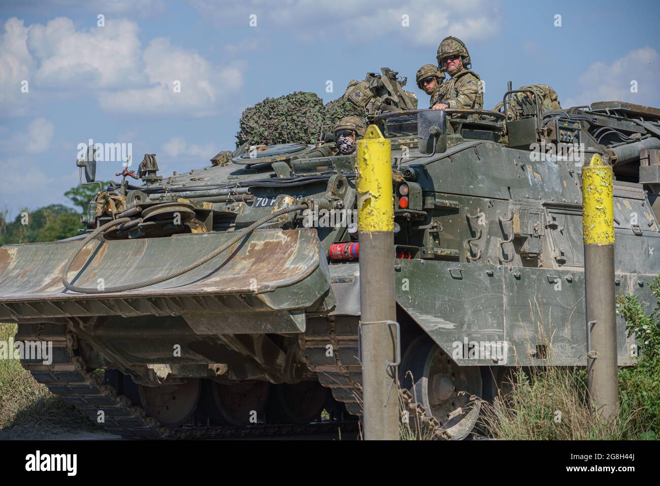 Le Challenger Armored Repair and Recovery Vehicle (CRARRV) de l'armée britannique lors d'un exercice d'entraînement militaire, dans la plaine de salisbury wiltshire Banque D'Images