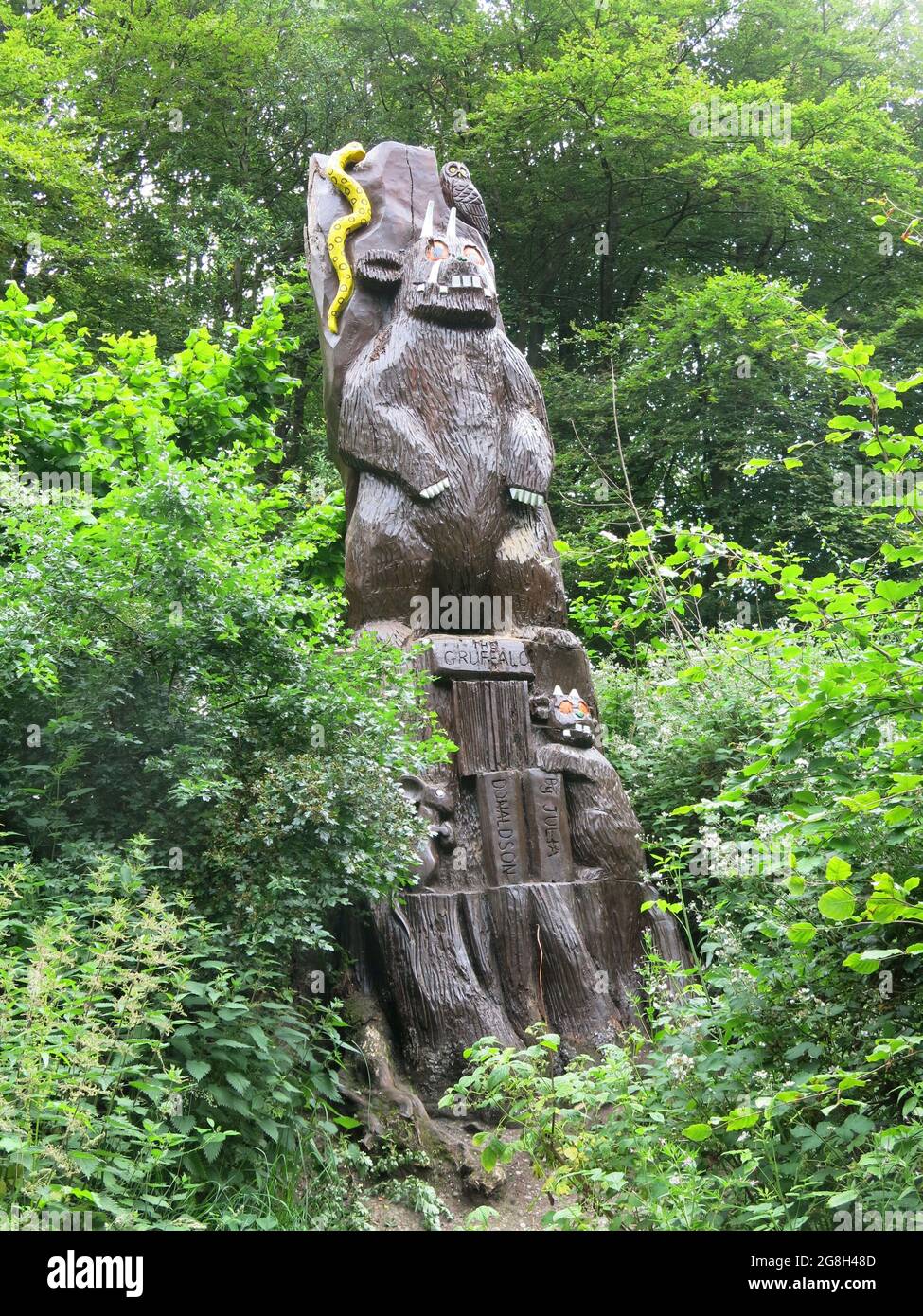 Partez à la chasse aux sculptures lifesize de la « route Gruffalo » à travers les bois autour du Loch Kilmardinny et gardez les sous-fives actives pendant les longues vacances d'été. Banque D'Images