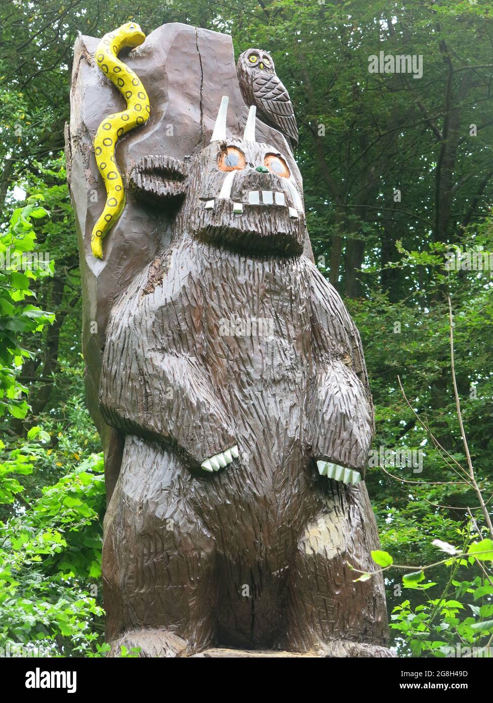 Partez à la chasse aux sculptures lifesize de la « route Gruffalo » à travers les bois autour du Loch Kilmardinny et gardez les sous-fives actives pendant les longues vacances d'été. Banque D'Images
