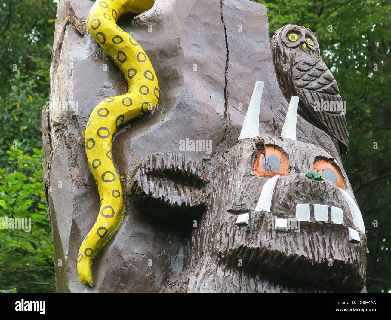 Partez à la chasse aux sculptures lifesize de la « route Gruffalo » à travers les bois autour du Loch Kilmardinny et gardez les sous-fives actives pendant les longues vacances d'été. Banque D'Images