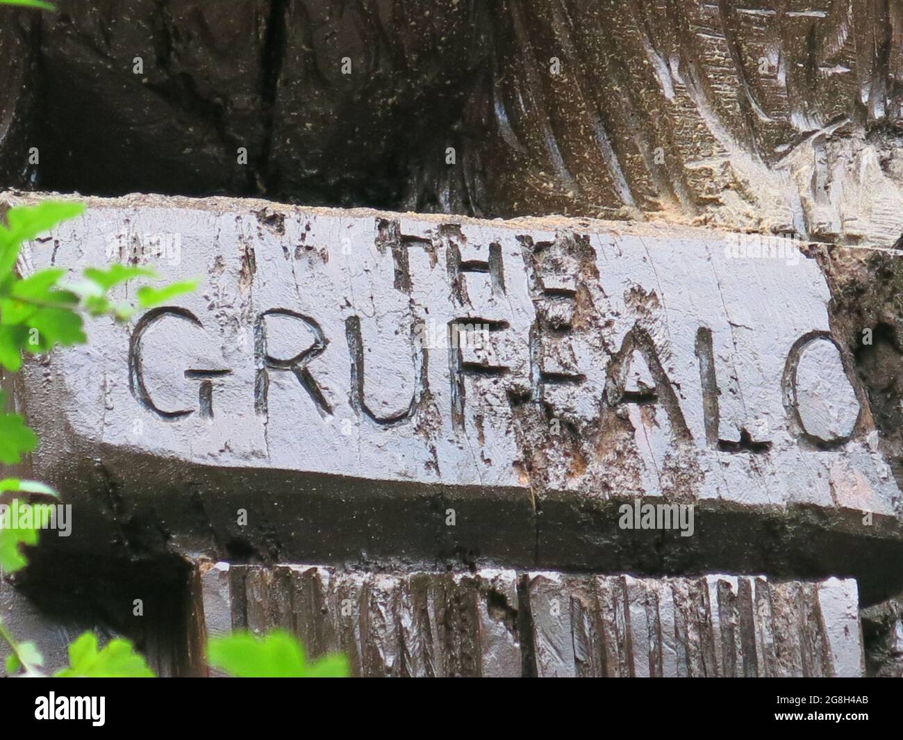 Partez à la chasse aux sculptures lifesize de la « route Gruffalo » à travers les bois autour du Loch Kilmardinny et gardez les sous-fives actives pendant les longues vacances d'été. Banque D'Images