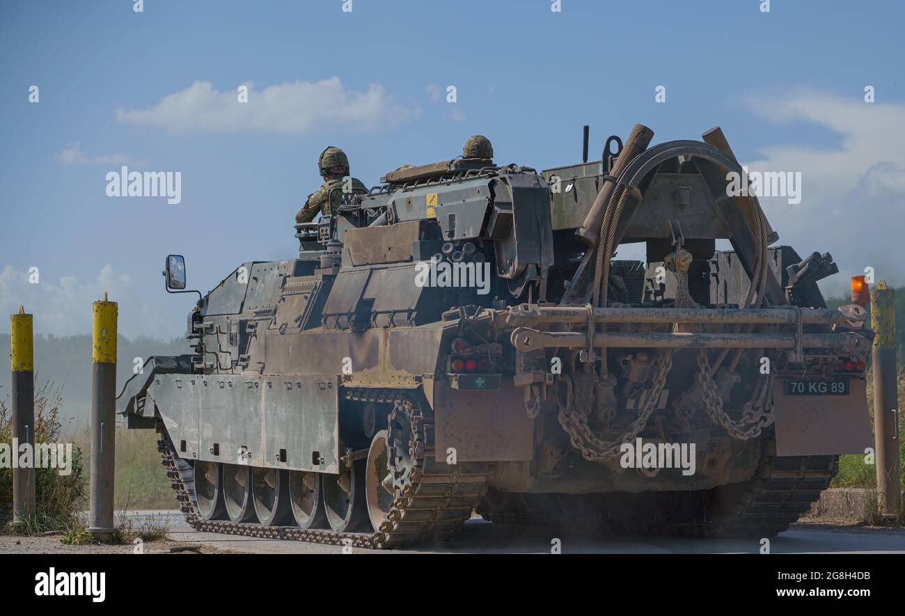 Le Challenger Armored Repair and Recovery Vehicle (CRARRV) de l'armée britannique lors d'un exercice d'entraînement militaire, dans la plaine de salisbury wiltshire Banque D'Images